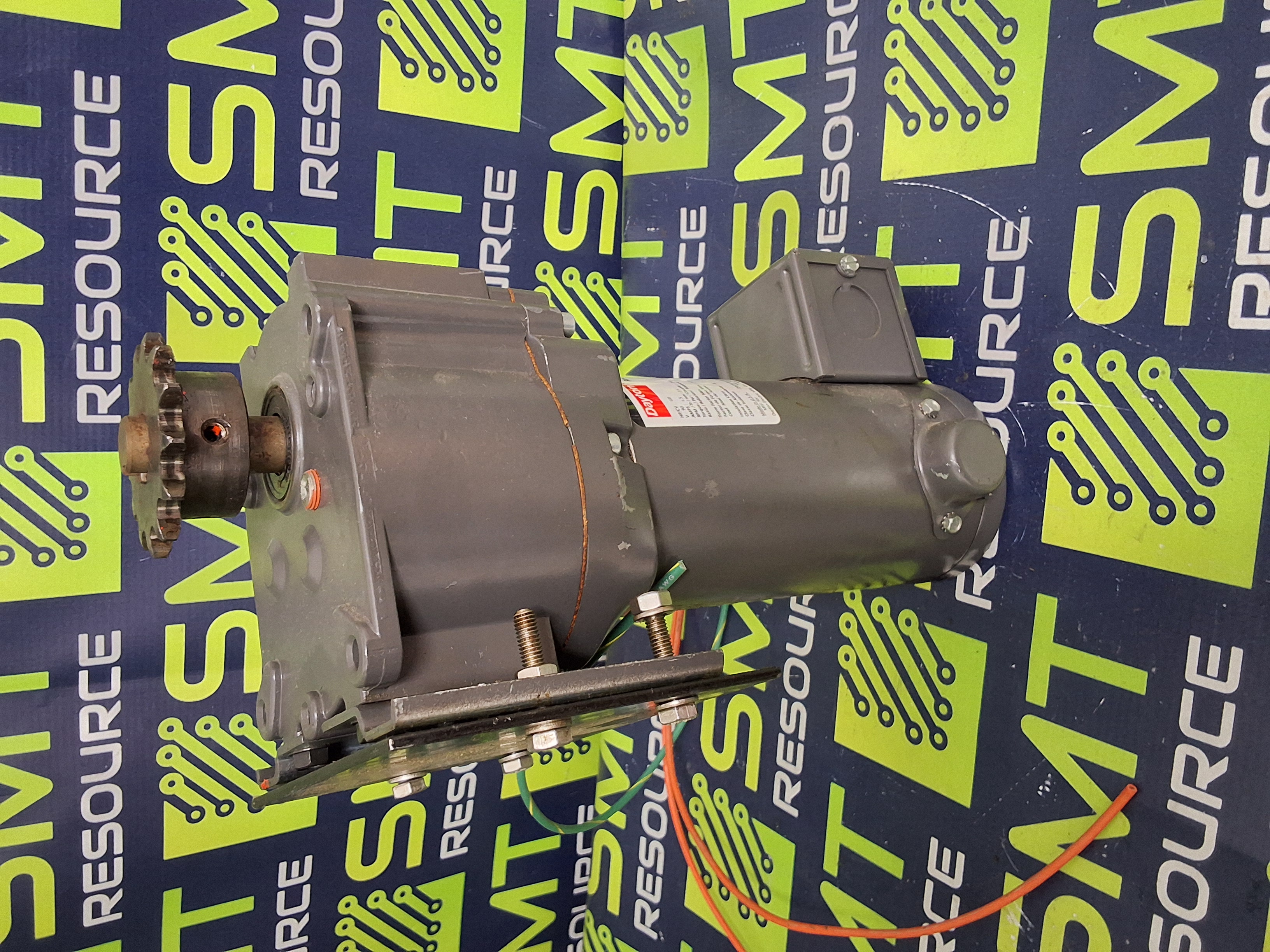 Used DAYTON 4Z383A DC GEARMOTOR 1/8HP 90V 31RPM 1.5A