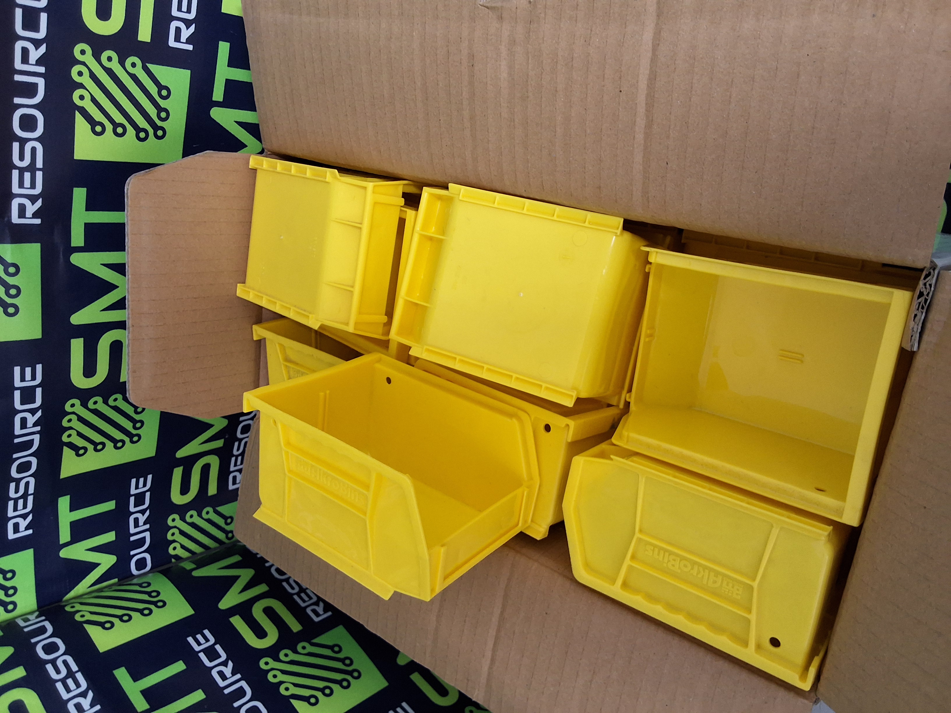 Used AKRO 30-210 YELLOW PLASTIC STACKABLE BINS 5 1⁄2 x 4 x 3in - LOT OF 17 UNITS -
