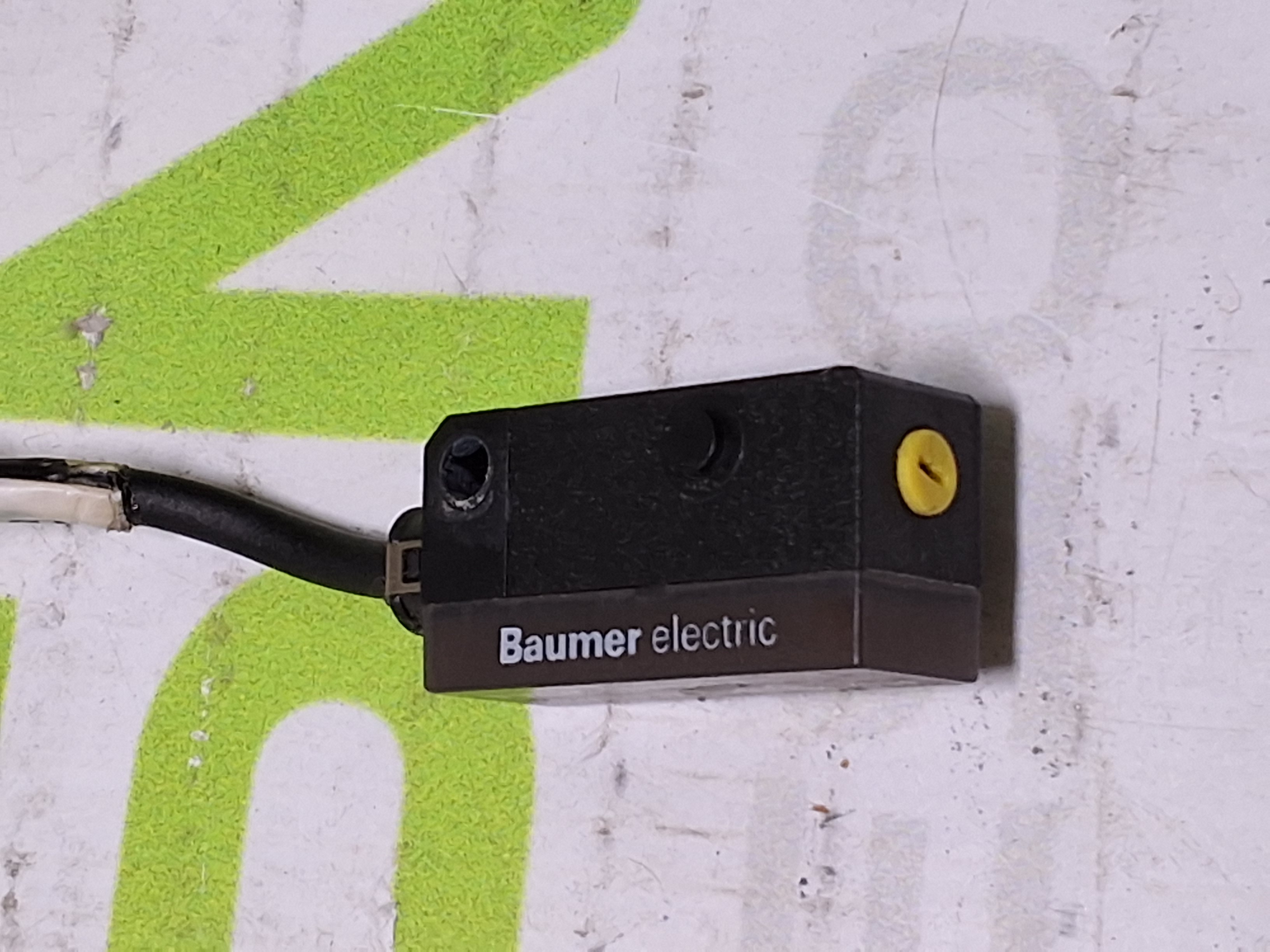 Used BAUMER FHDK-10N5101 PHOTOELECTRIC SENSOR 10139965