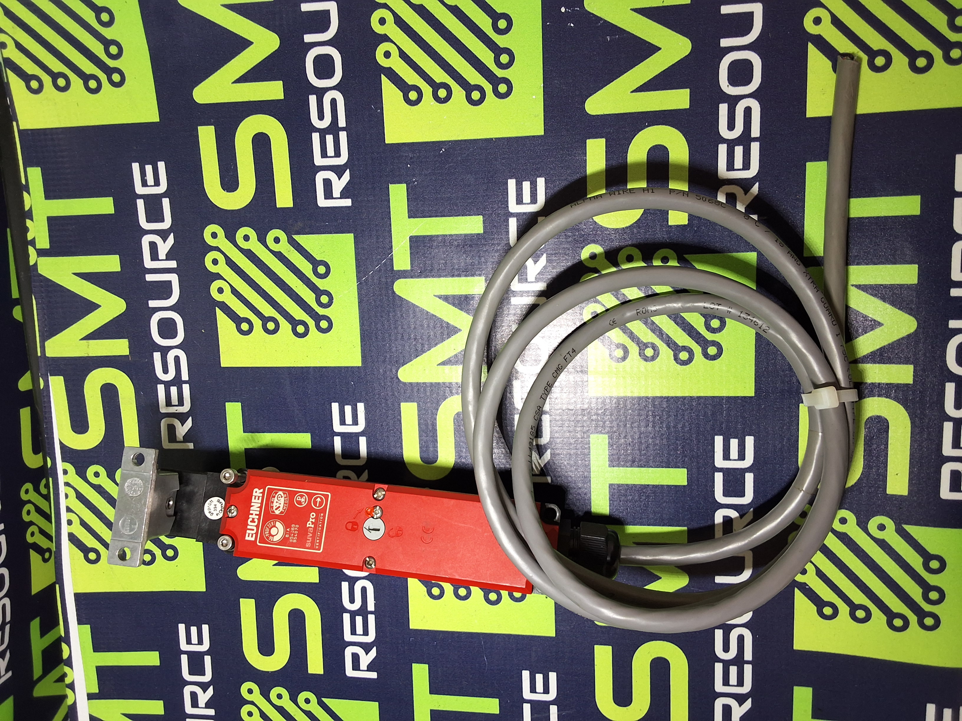 Used EUCHNER TP4-4121C024M SAFETY SWITCH WITH KEY 084273