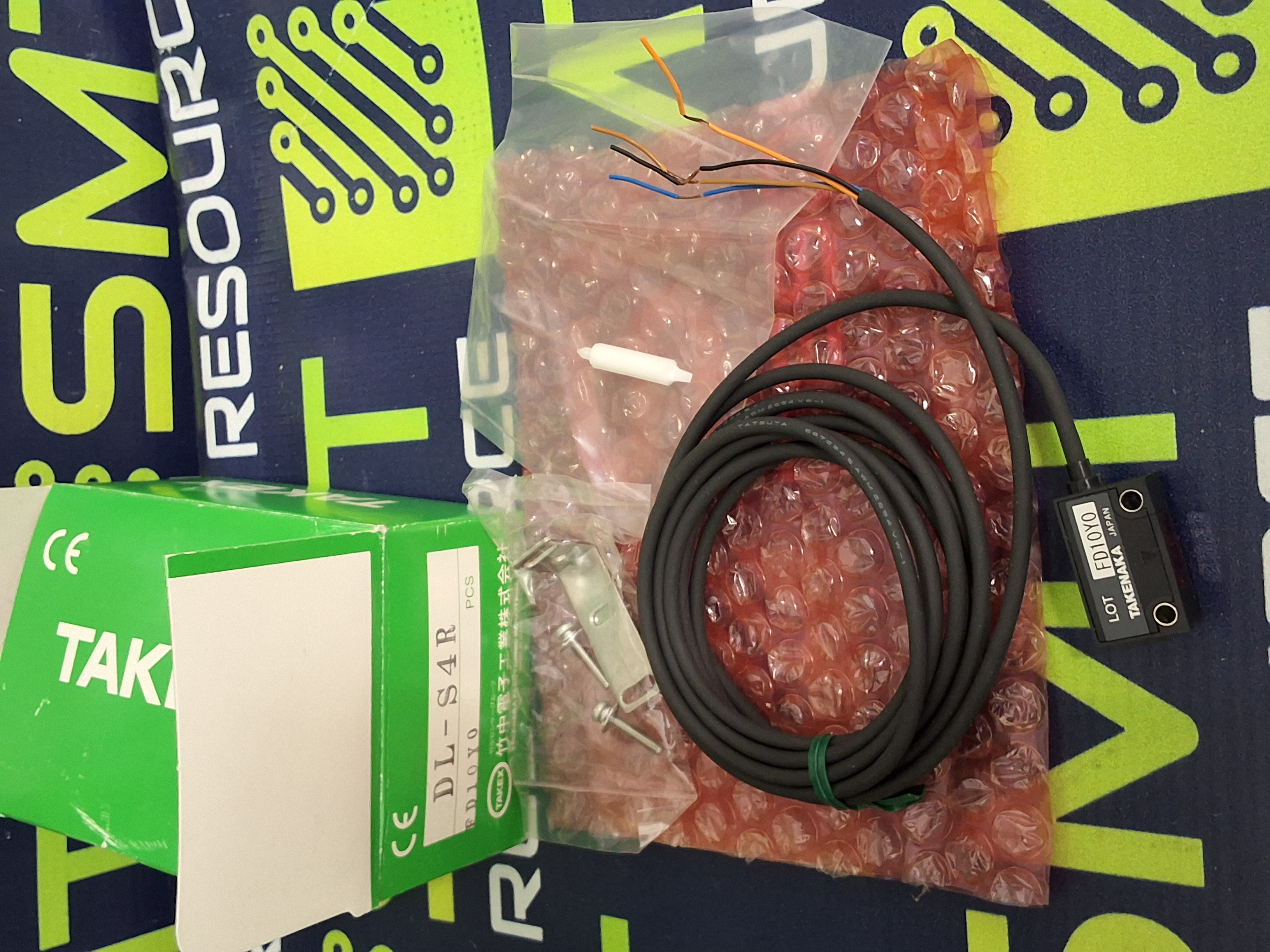 TAKEX / TAKENAKA DL-SR4 DIFFUSE-REFLECTION PHOTOELECTRIC SENSOR 12-24VDC - BRAND NEW