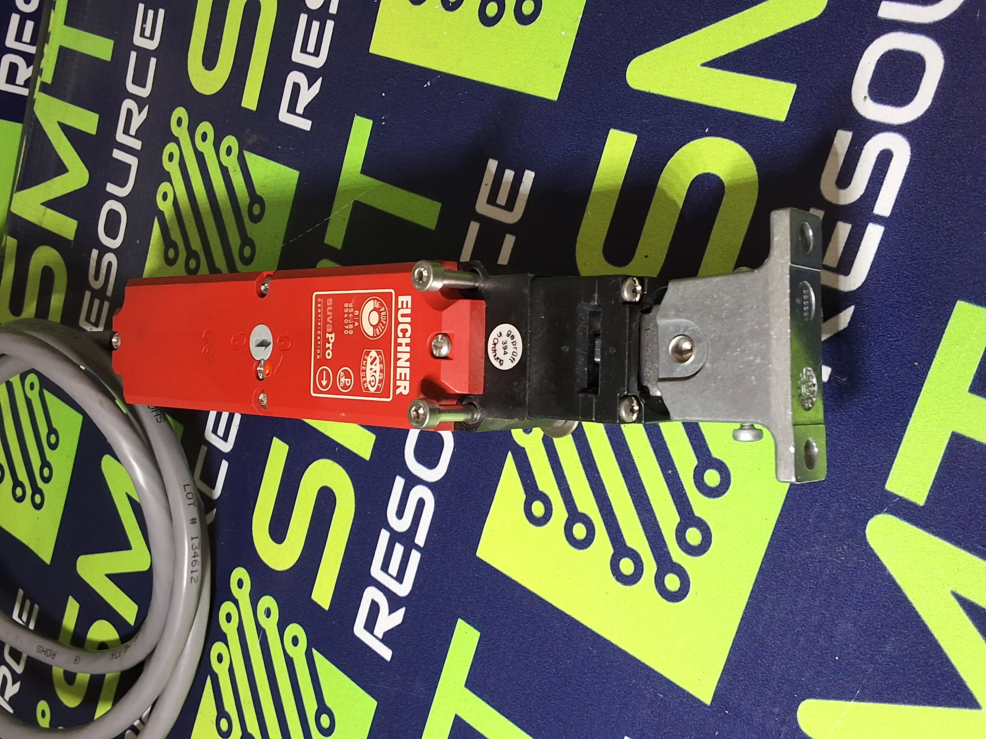 Used EUCHNER TP4-4121C024M SAFETY SWITCH WITH KEY 084273