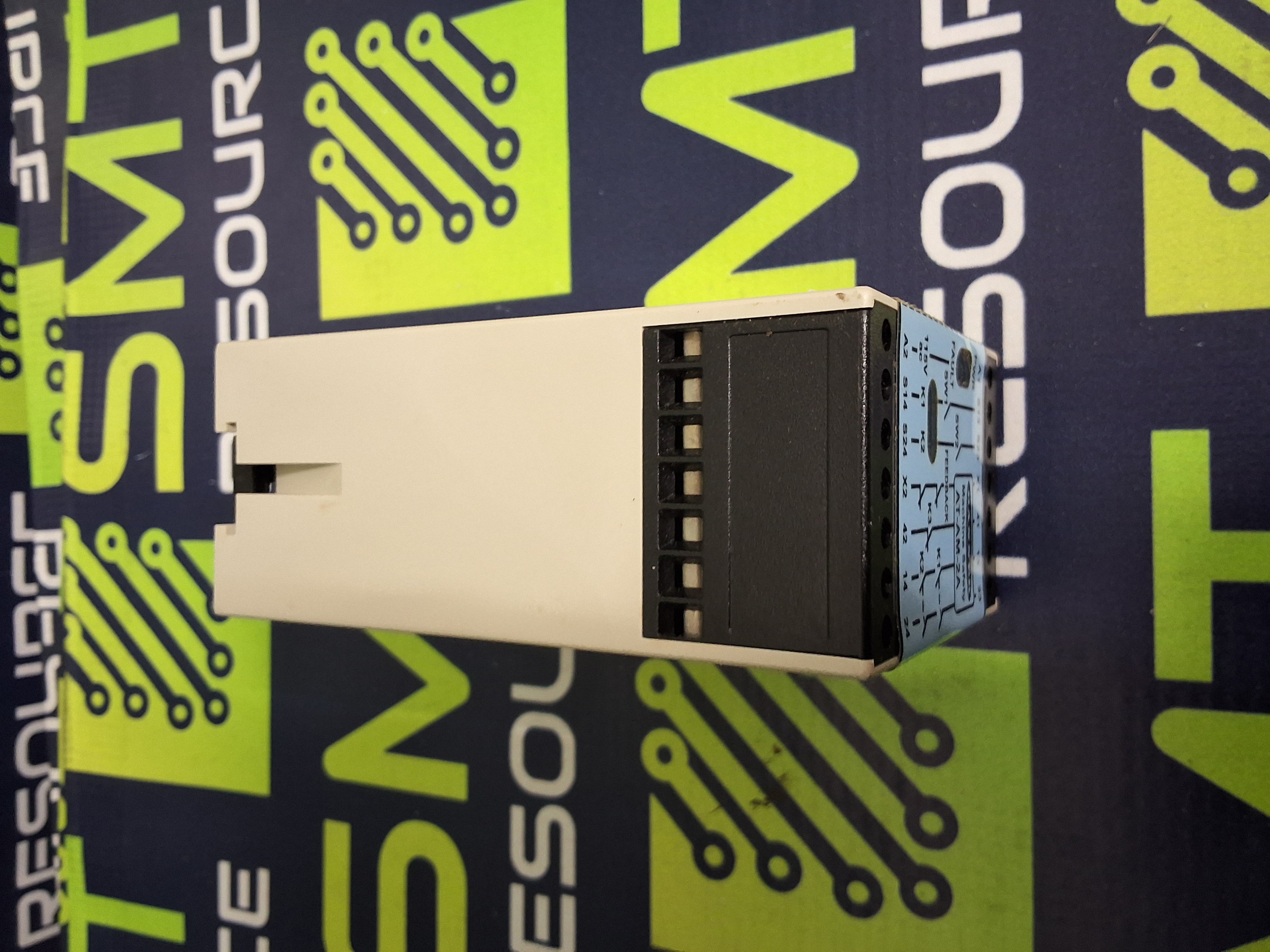 Used BANNER AT-AM-2A SAFETY RELAY MODULE