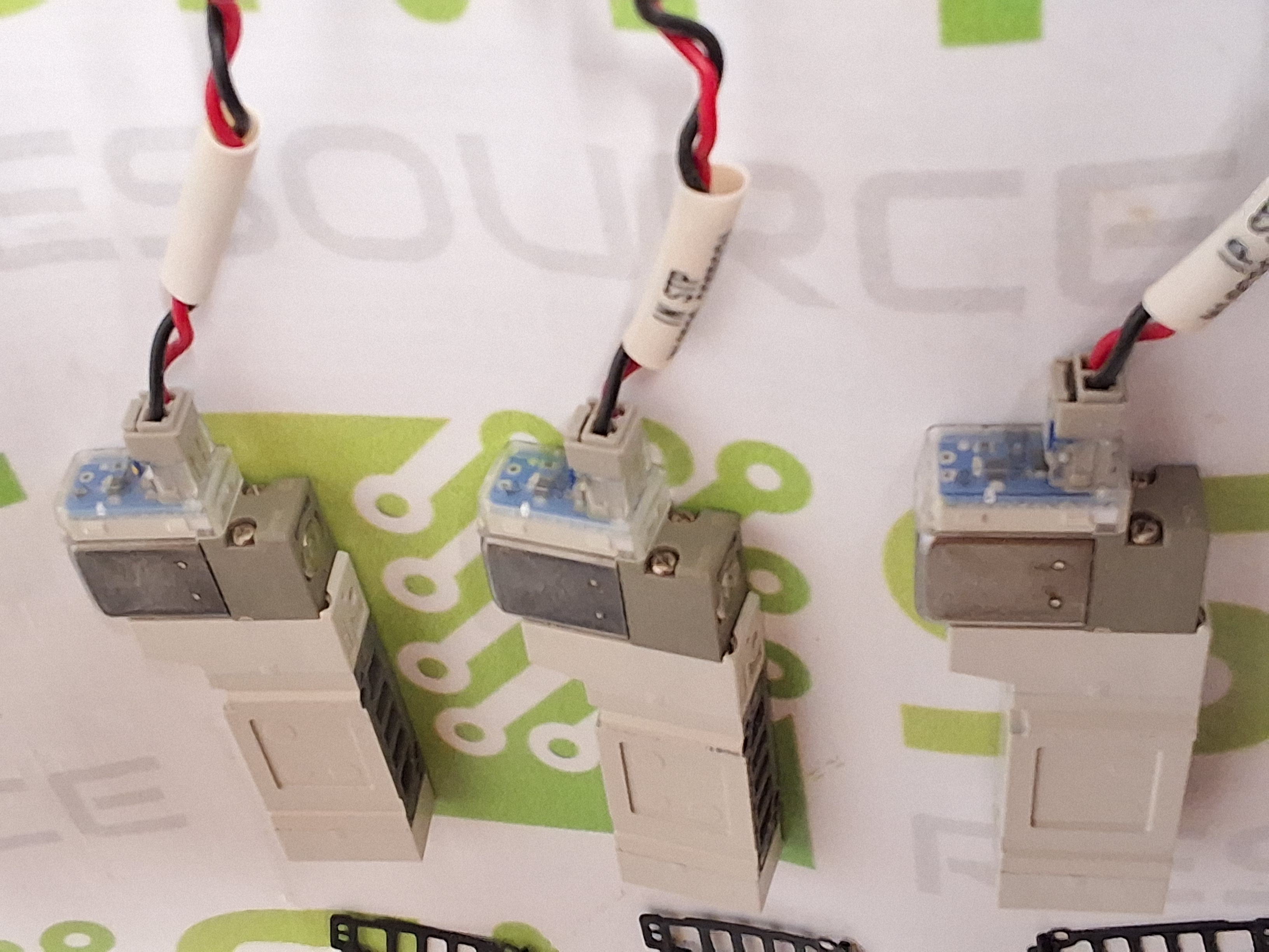 Used SMC SY3140-5L0Z 24 VDC Pneumatic Solenoid Valve w/ Gasket & Hardware