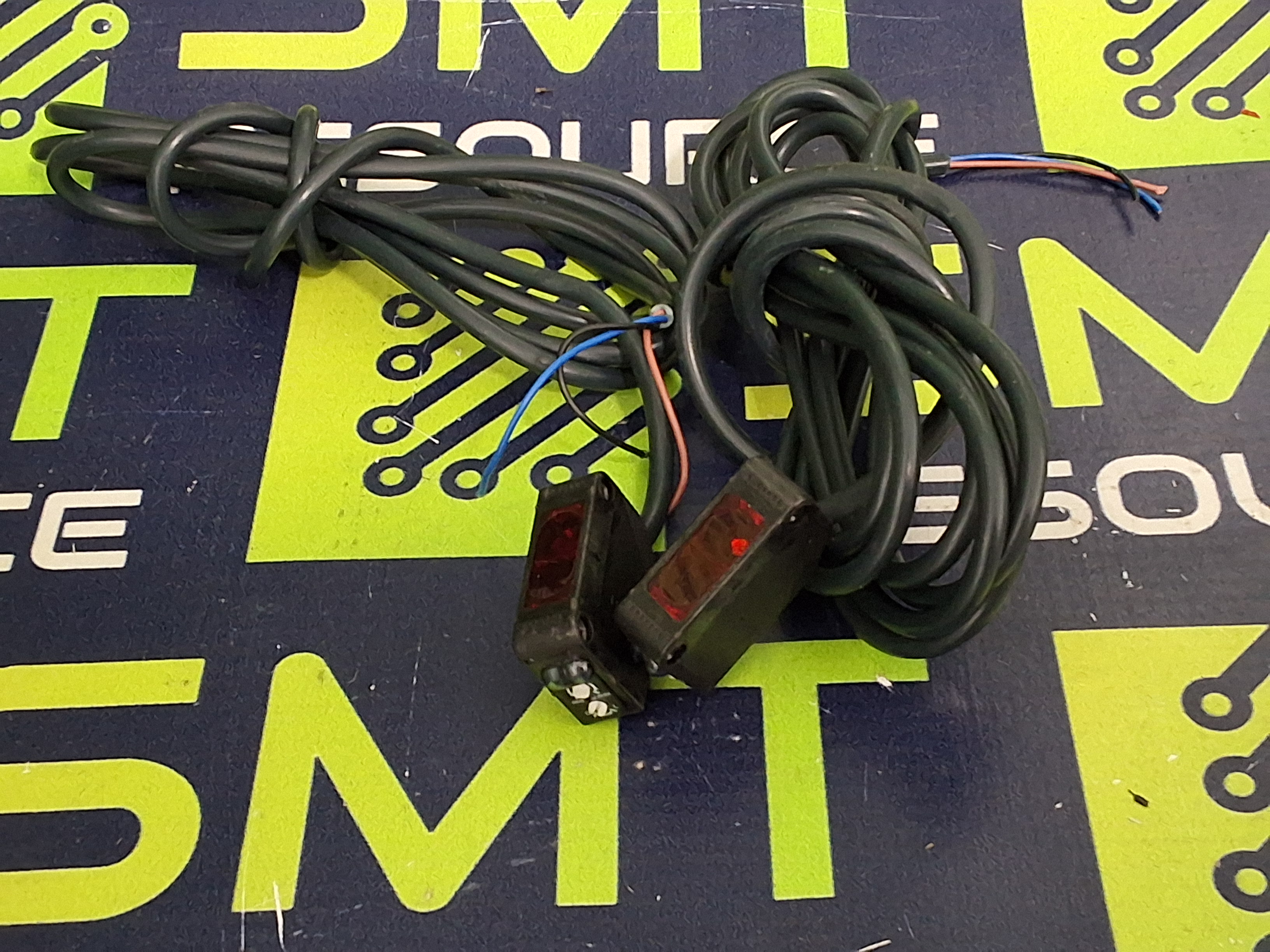 Used OMRON E3Z-D81 PHOTOELECTRIC SWITCH - LOT OF 2 UNITS