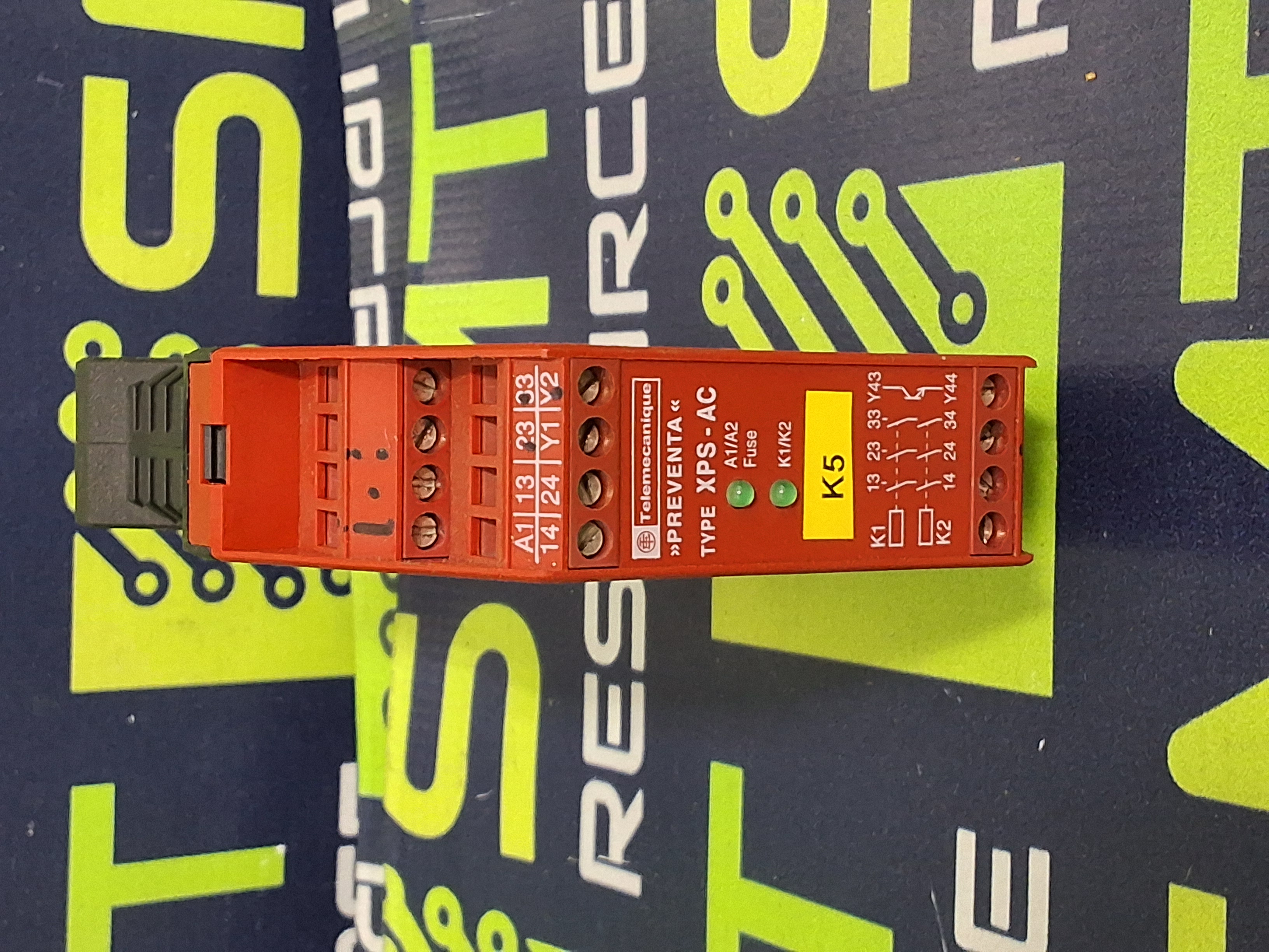 Used SCHNEIDER ELECTRIC XPS-AC SAFETY RELAY 24VAC