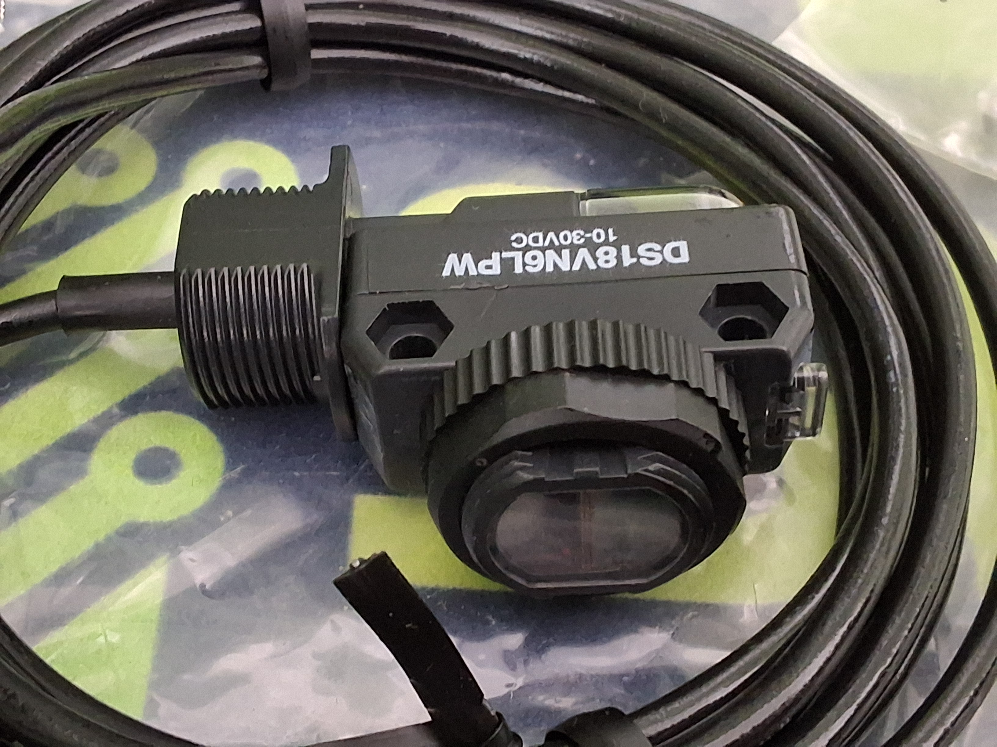 BANNER DS18VN6LPW WIDE-ANGLE PHOTOELECTRIC SENSOR 10-30VDC - BRAND NEW