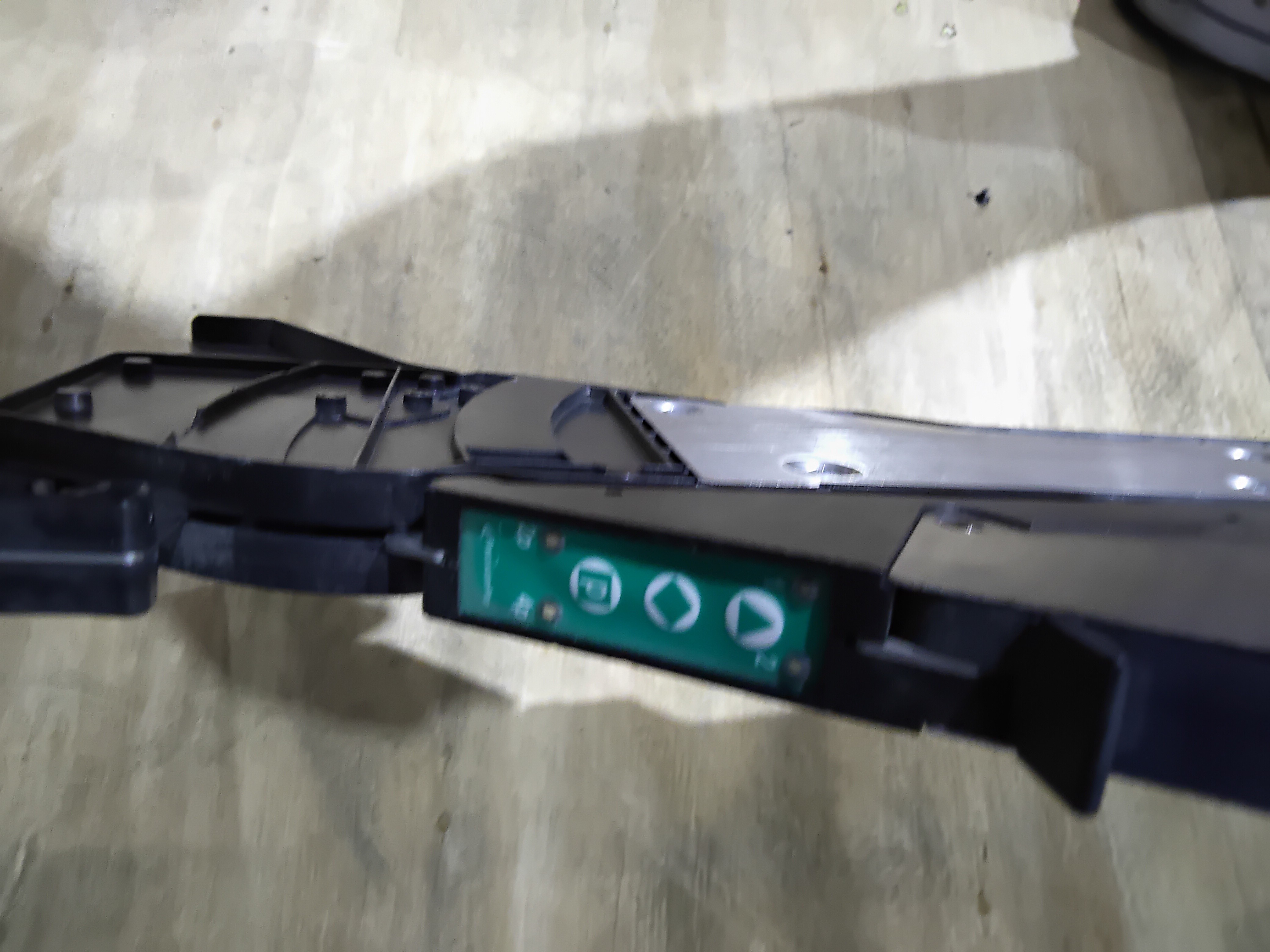 Used UNIVERSAL INSTRUMENTS 49680401 DL8 GREEN feeders