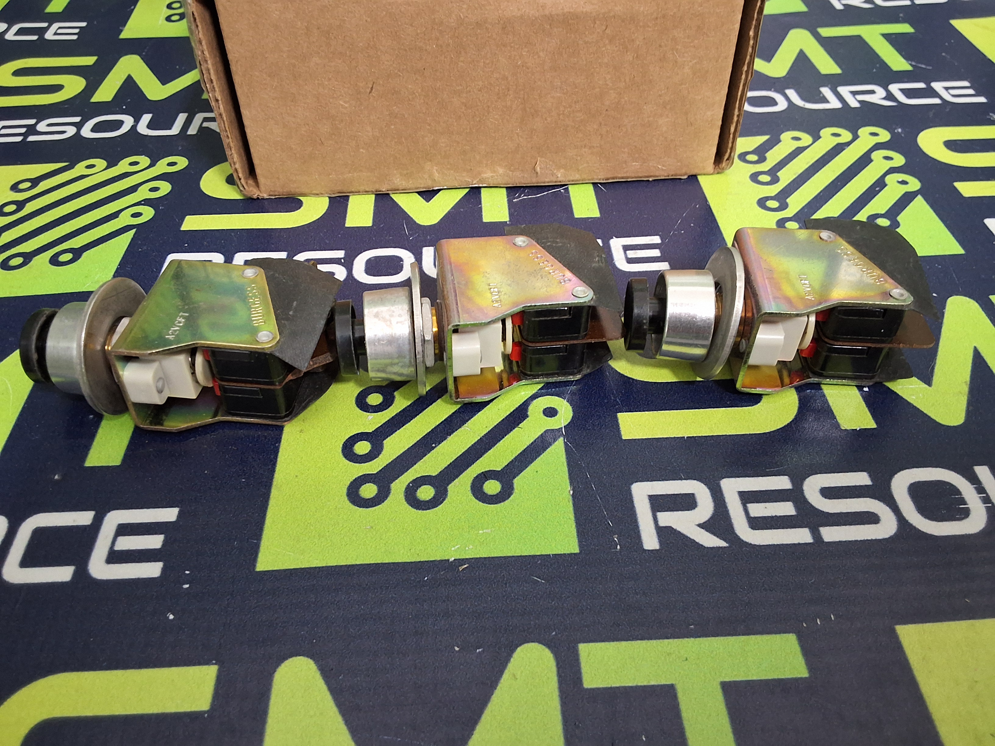 BURGESS A2VCFT PUSH-BUTTON PANEL MOUNT SNAP-ACTION MICROSWITCH - LOT OF 3 - BRAND NEW