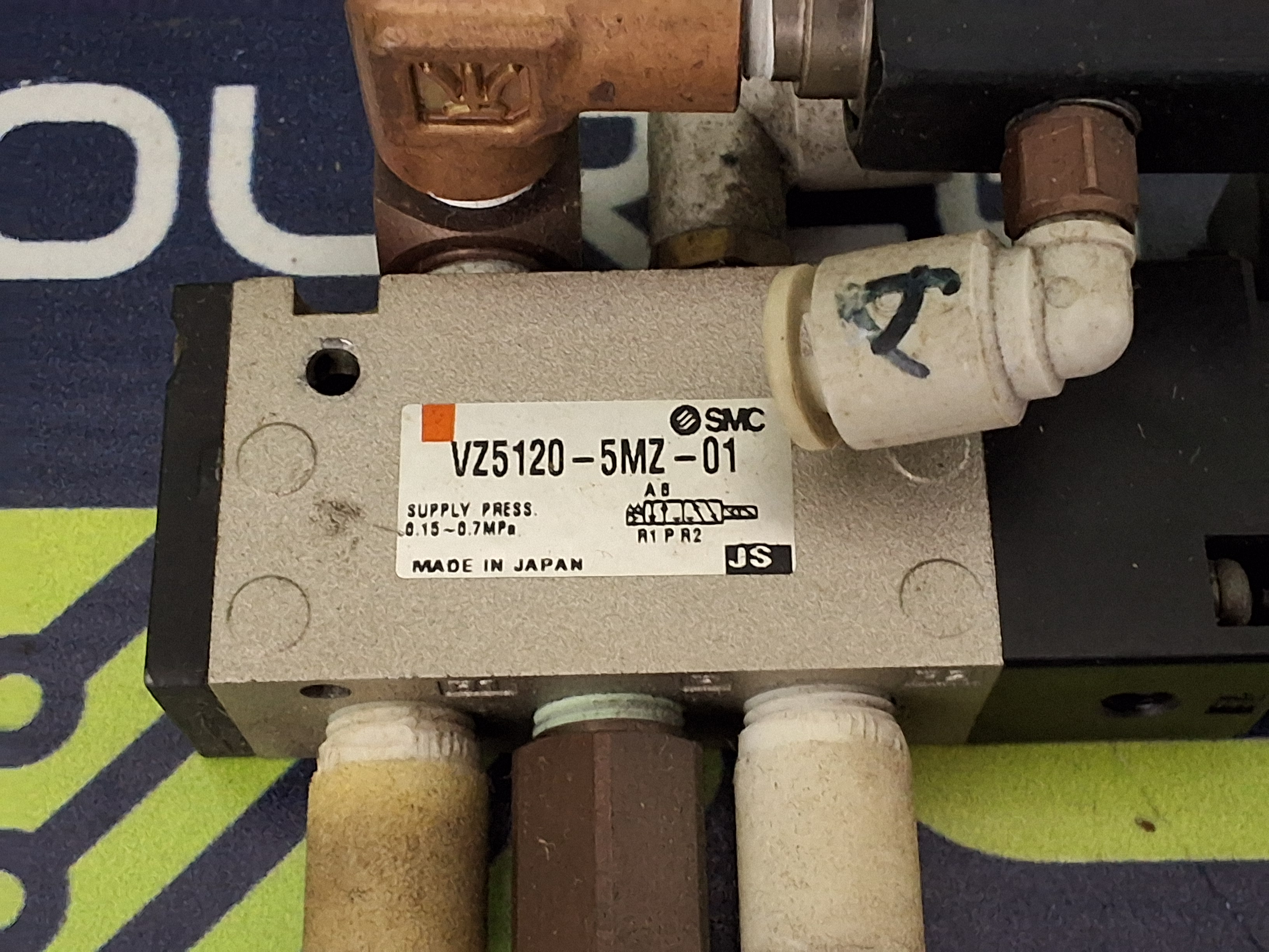 Used SMC VZ5120-5MZ-01 SOLENOID VALVE WITH ARJ210-M5-X210 PNEUMATIC PRESSURE REGULATOR