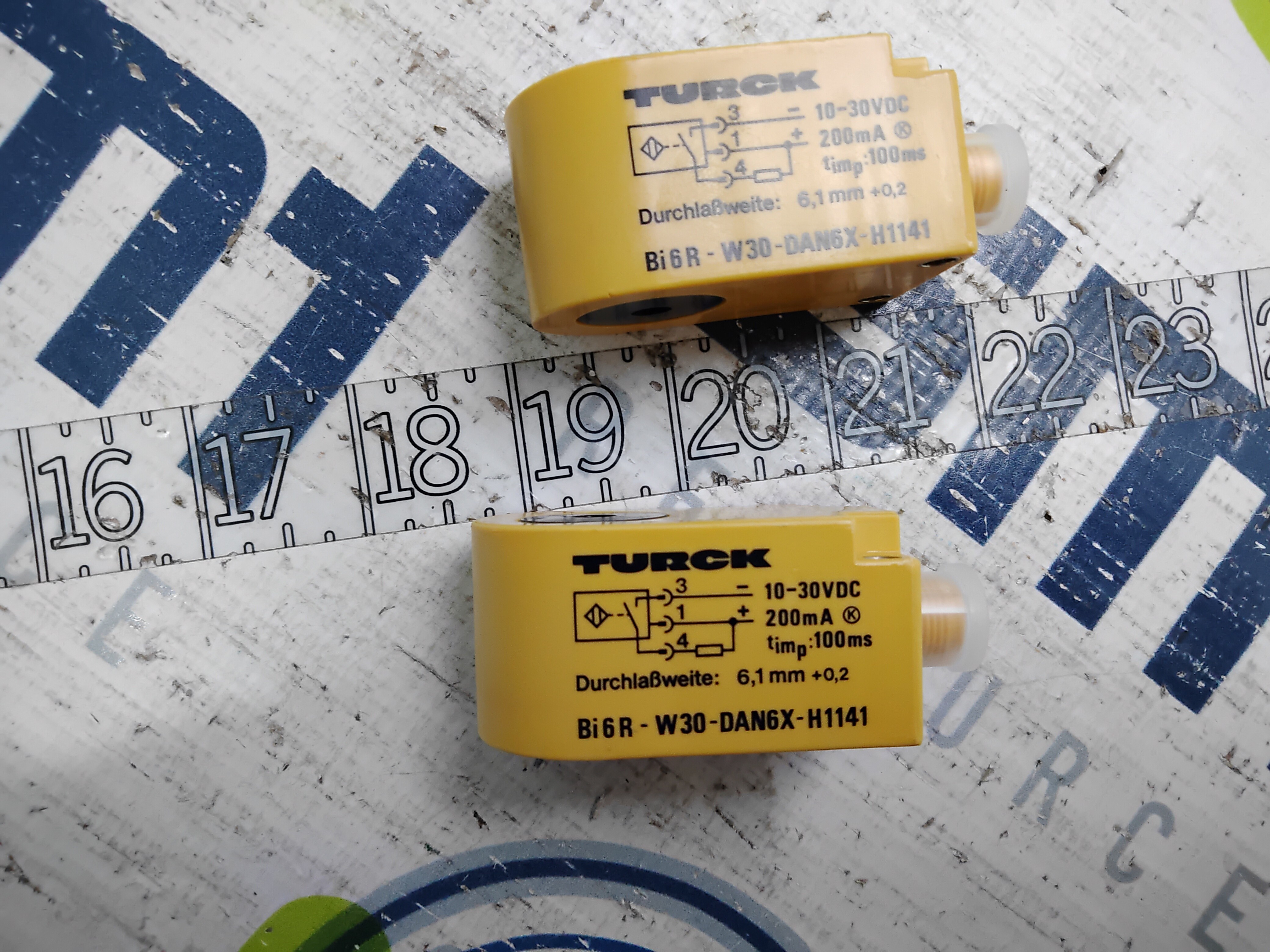 TURCK Bi15R-W30-DAN6X0-H1141 PROXIMITY SWITCH-LOT OF 2 UNITS