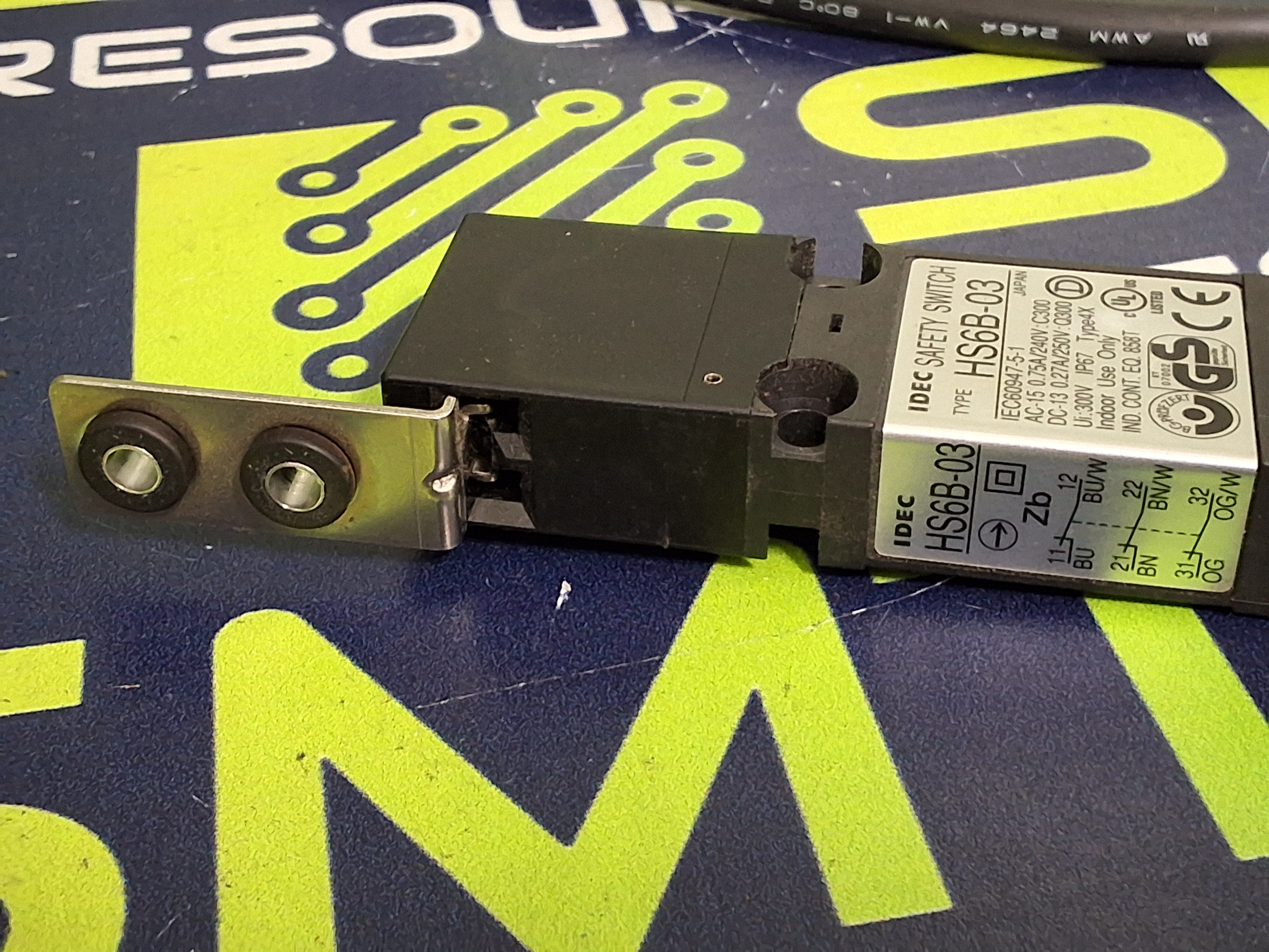 Used IDEC HS6B-03 SAFETY INTERLOCK SWITCH WITH KEY
