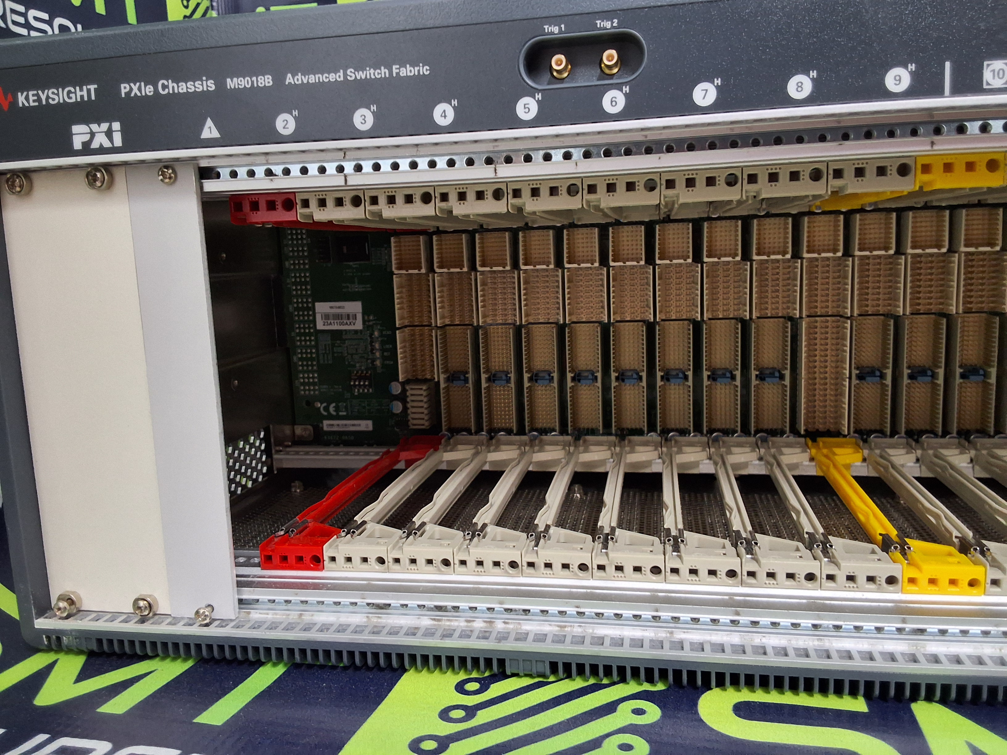 Used KEYSIGHT PXIe CHASSIS M9018B ADVANCED SWITCH FABRIC 18-SLOT 220/240V 1300W