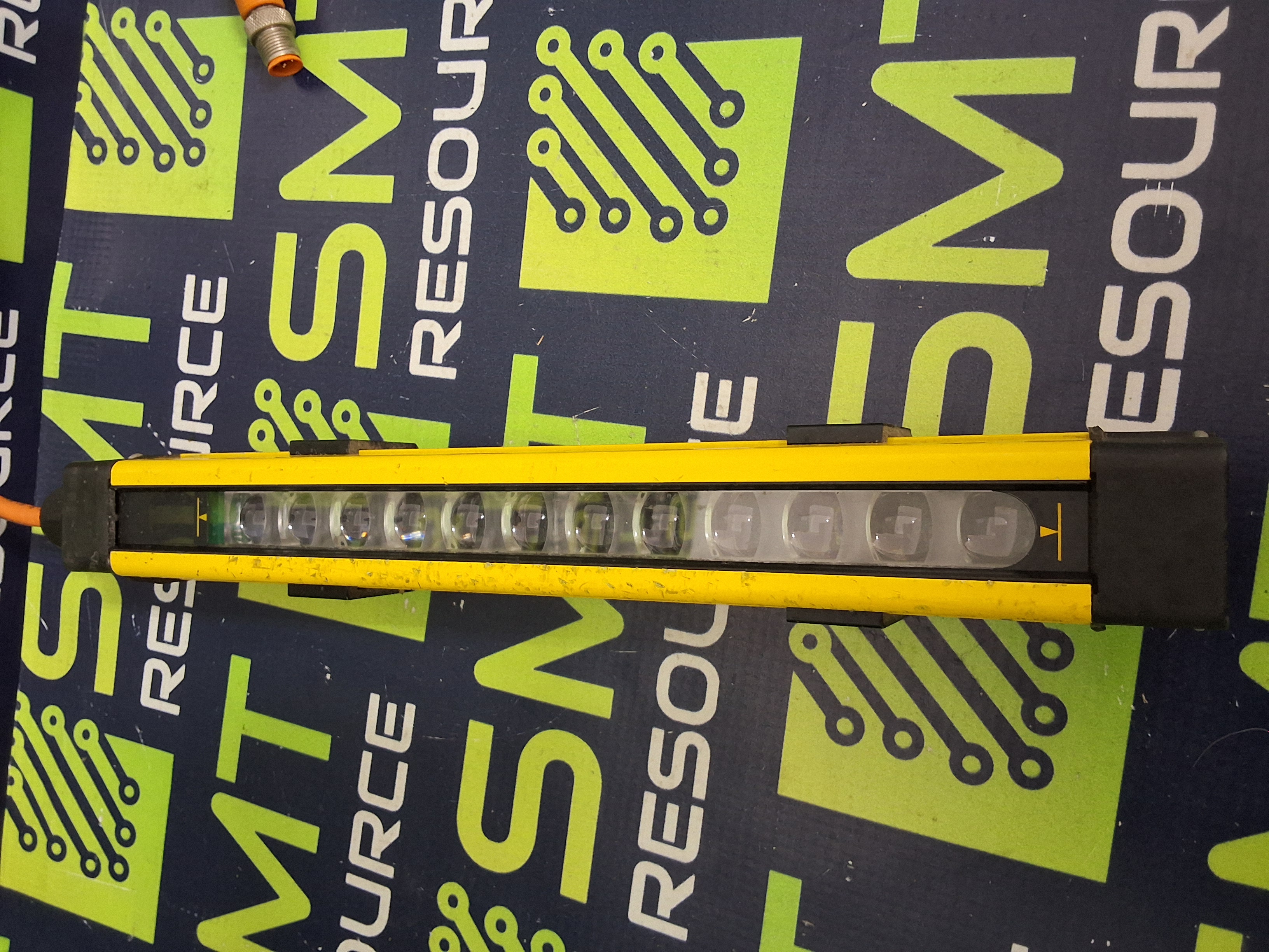 Used GUARDSTAR B0230E SAFETY LIGHT CURTAIN RECEIVER 208mm 24VDC