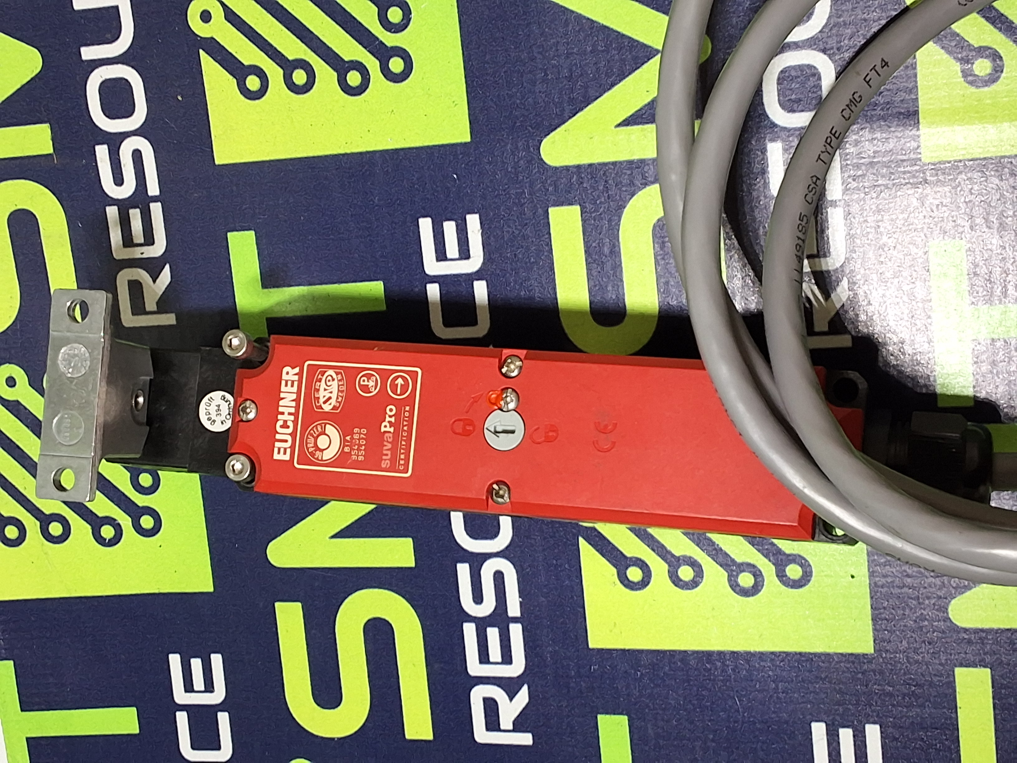 Used EUCHNER TP4-4121C024M SAFETY SWITCH WITH KEY 084273