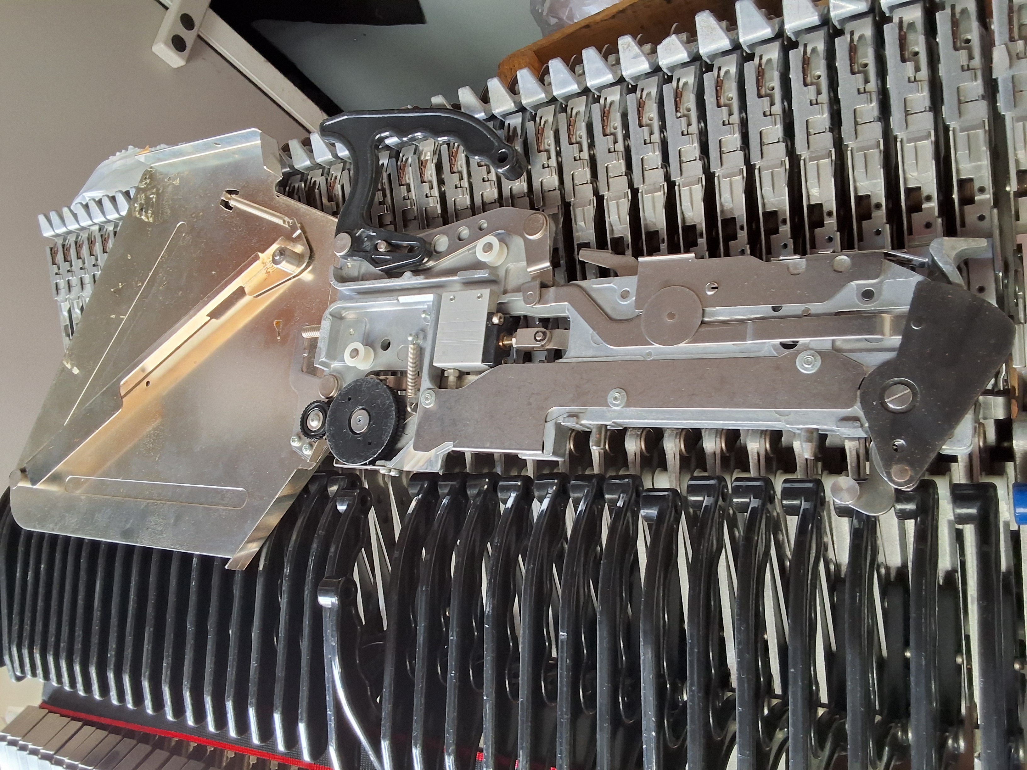 Used YAMAHA KW1-M1200-320 (PA2903/79) CL SERIES FEEDER 8mm x 4mm