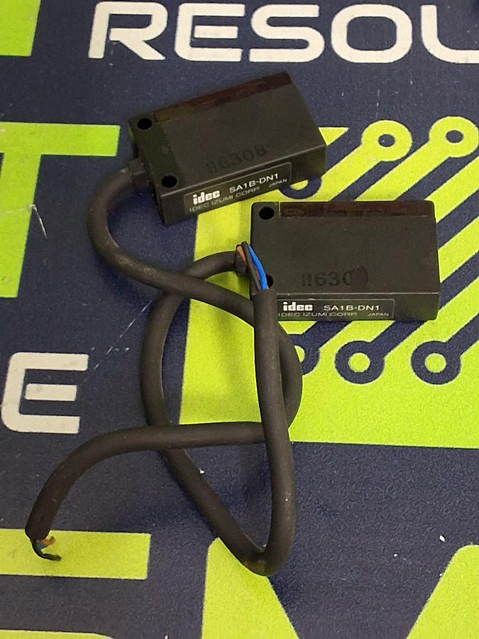 Used IDEC SA1B-DN1 PHOTOELECTRIC SENSOR - LOT OF 2