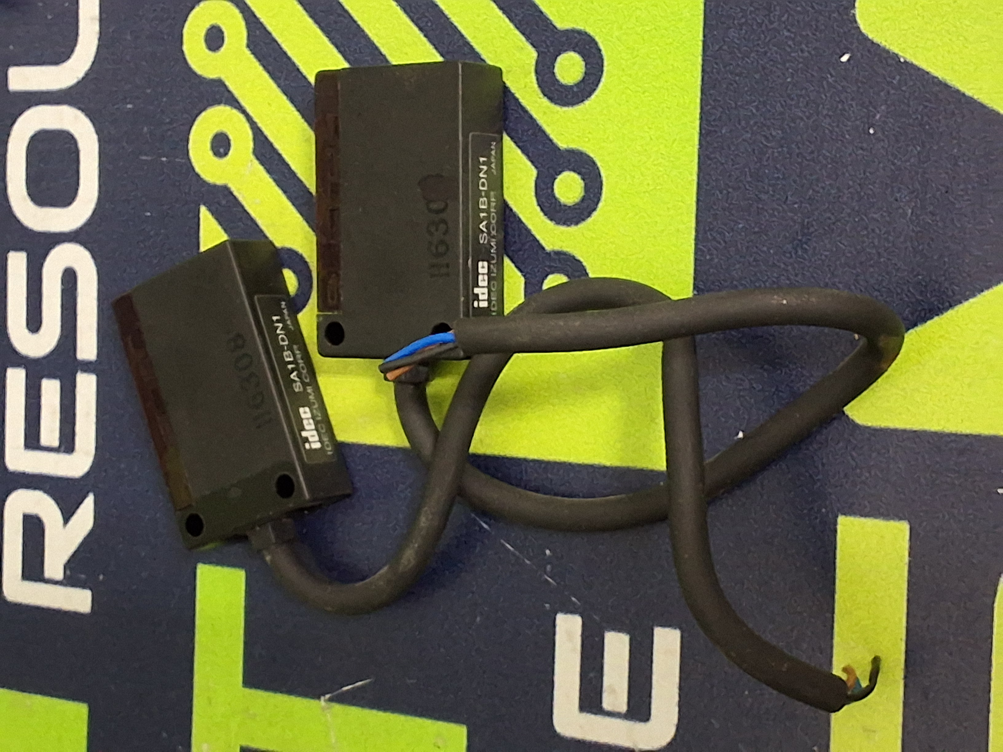 Used IDEC SA1B-DN1 PHOTOELECTRIC SENSOR - LOT OF 2