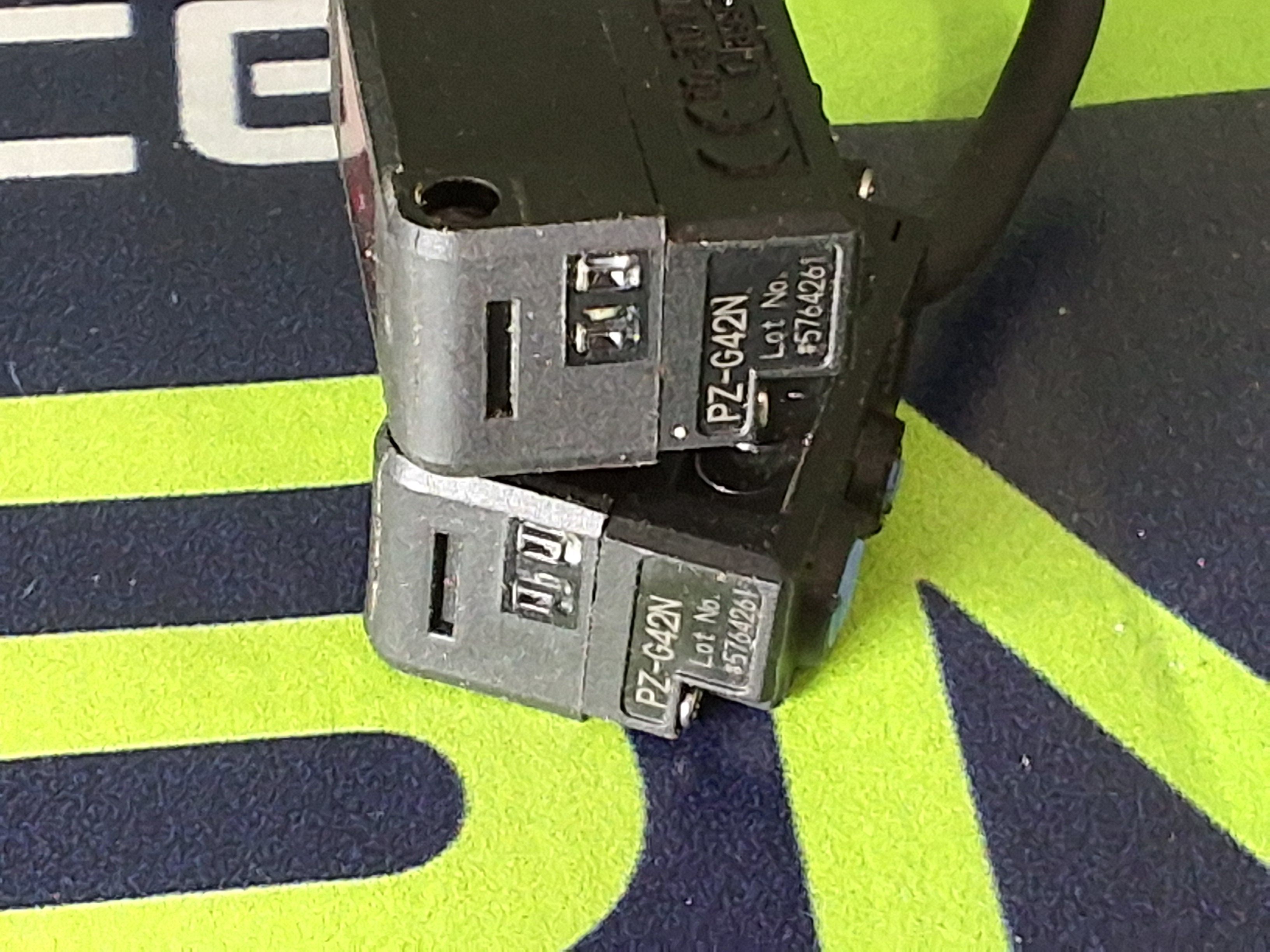 Used KEYENCE PZ-G42N PHOTOELECTRIC SENSOR SWITCH 10-30VDC