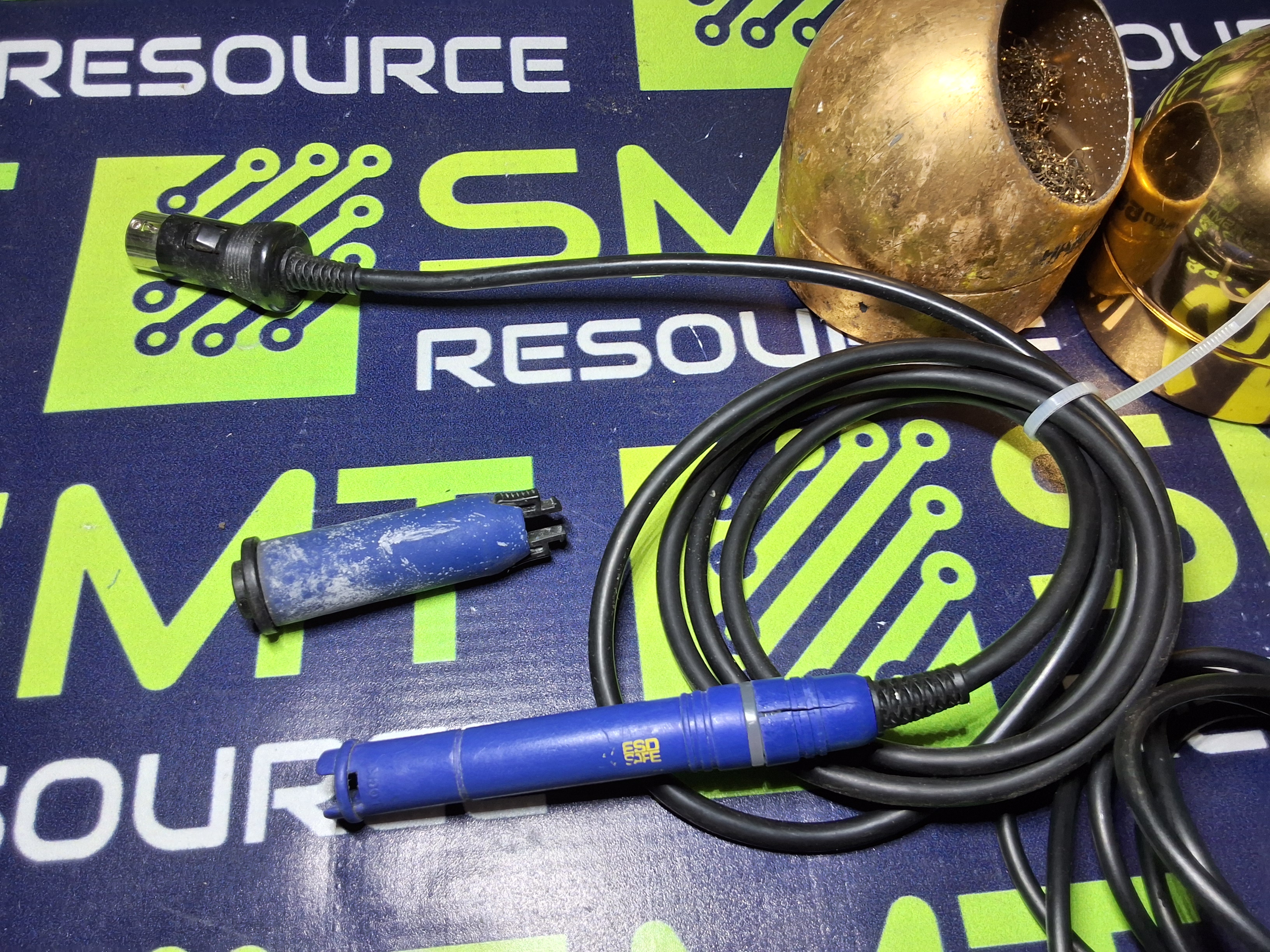 Used HAKKO FM-2027 SOLDERING IRON HANDPIECE WITH ACCESSORIES heat resistant pad, tip cleaner, and stand with sleep cable