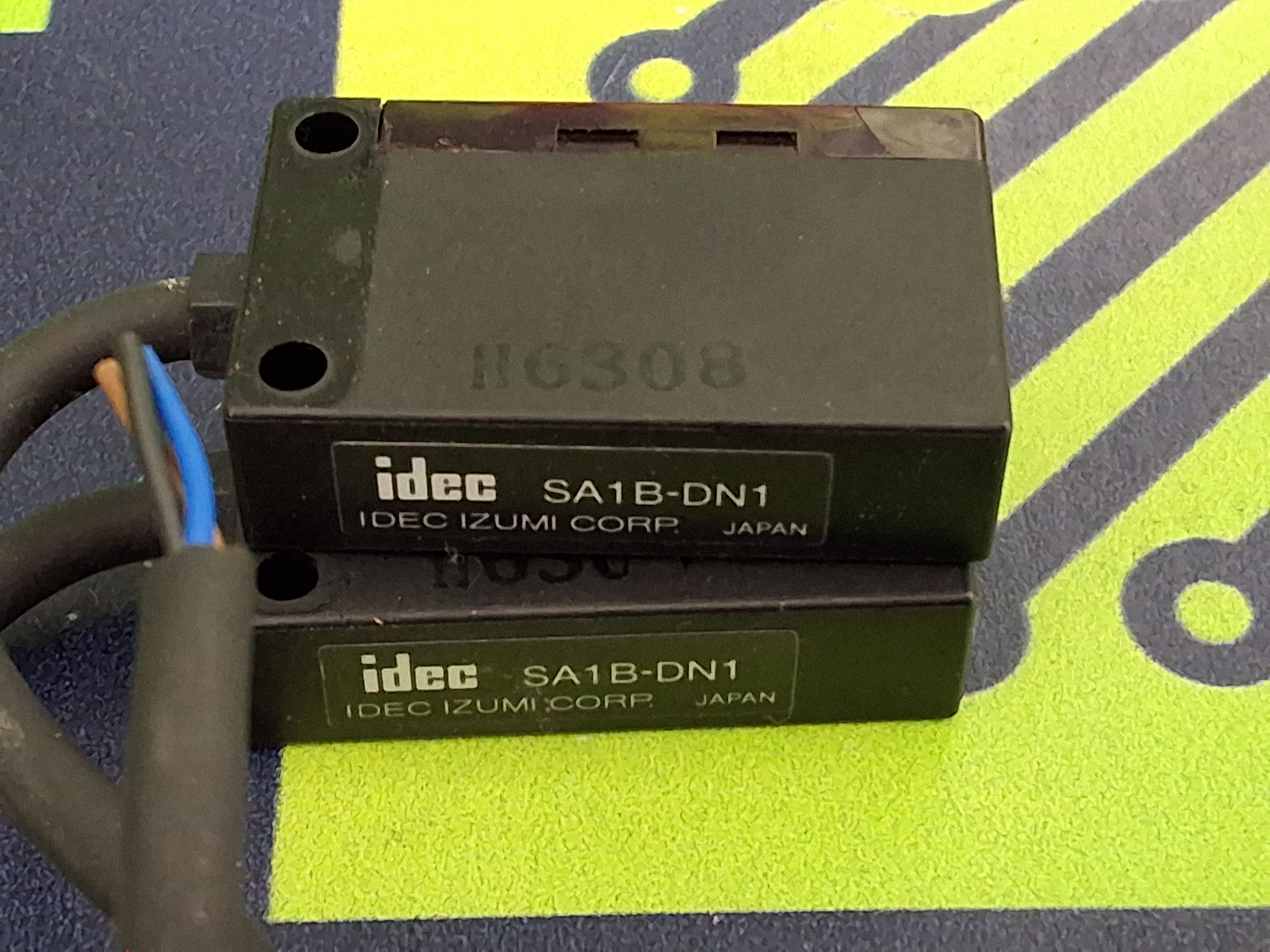 Used IDEC SA1B-DN1 PHOTOELECTRIC SENSOR - LOT OF 2