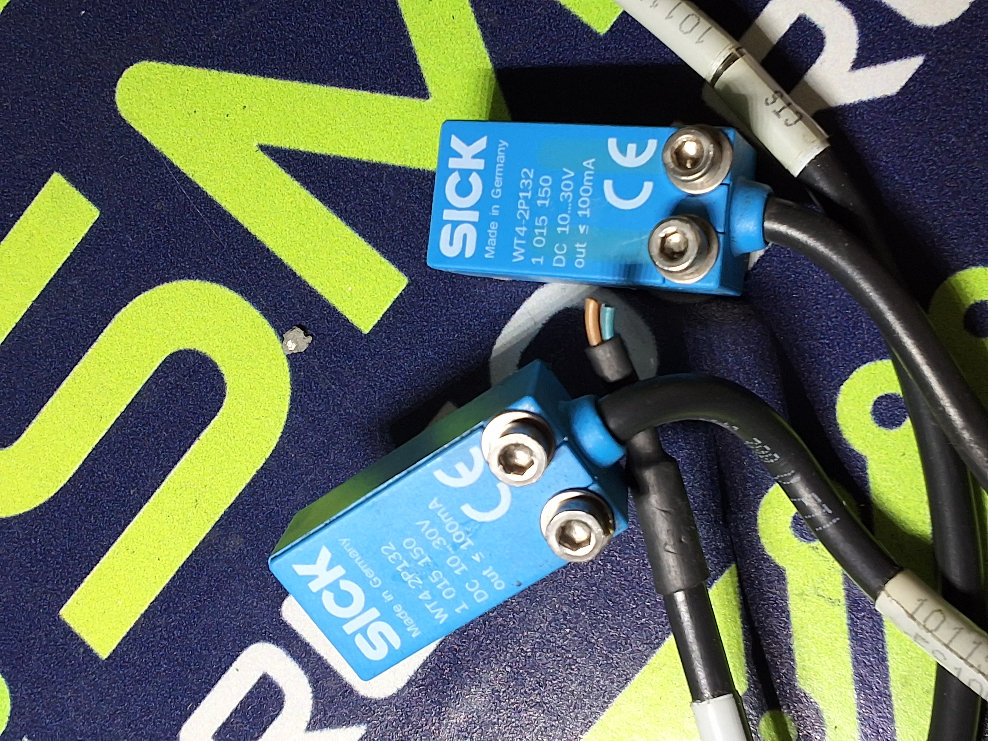 Used SICK WT4-2P132 PHOTOELETRIC PROXIMITY SENSOR - LOT OF 2 -