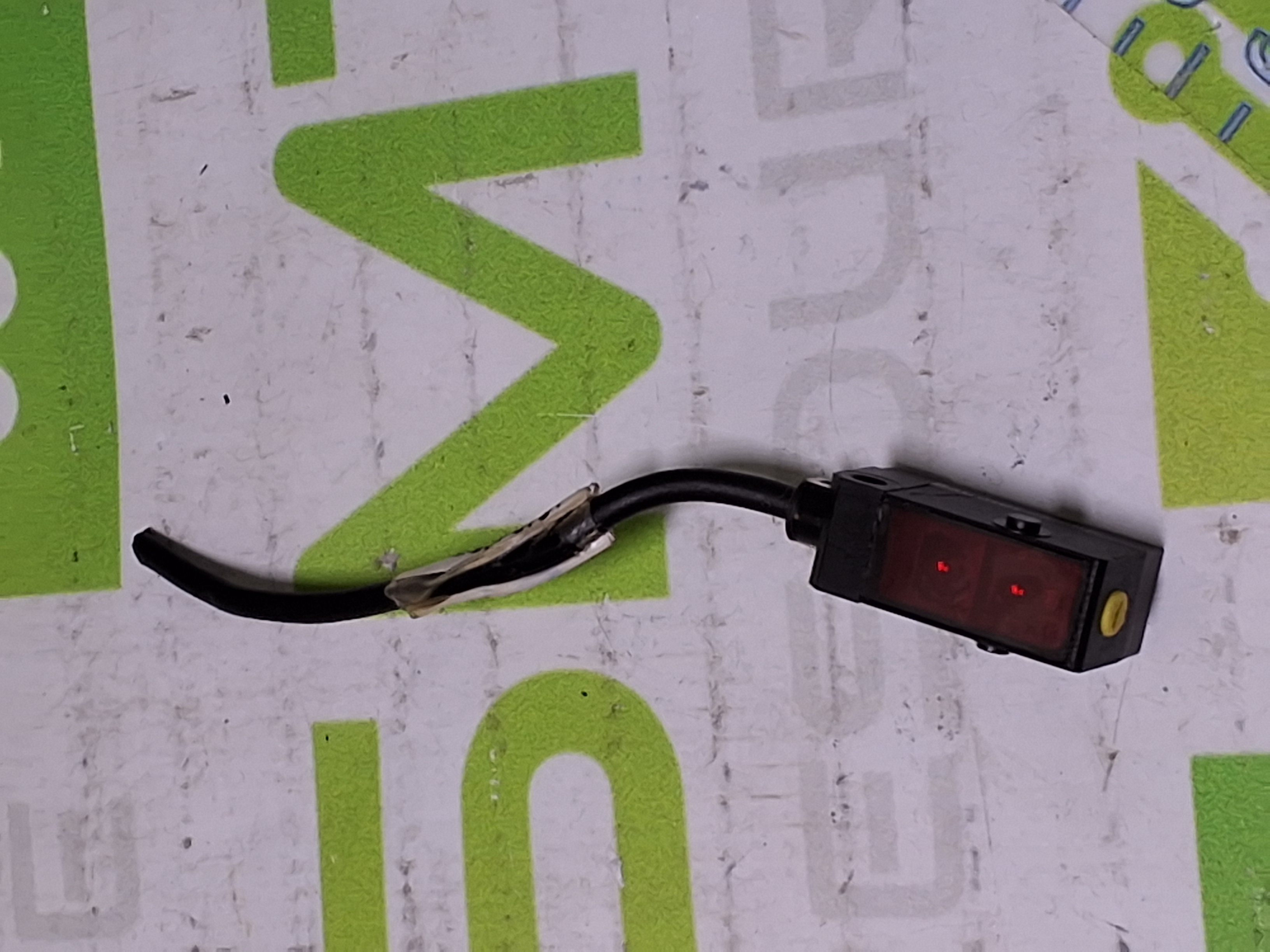 Used BAUMER FHDK-10N5101 PHOTOELECTRIC SENSOR 10139965