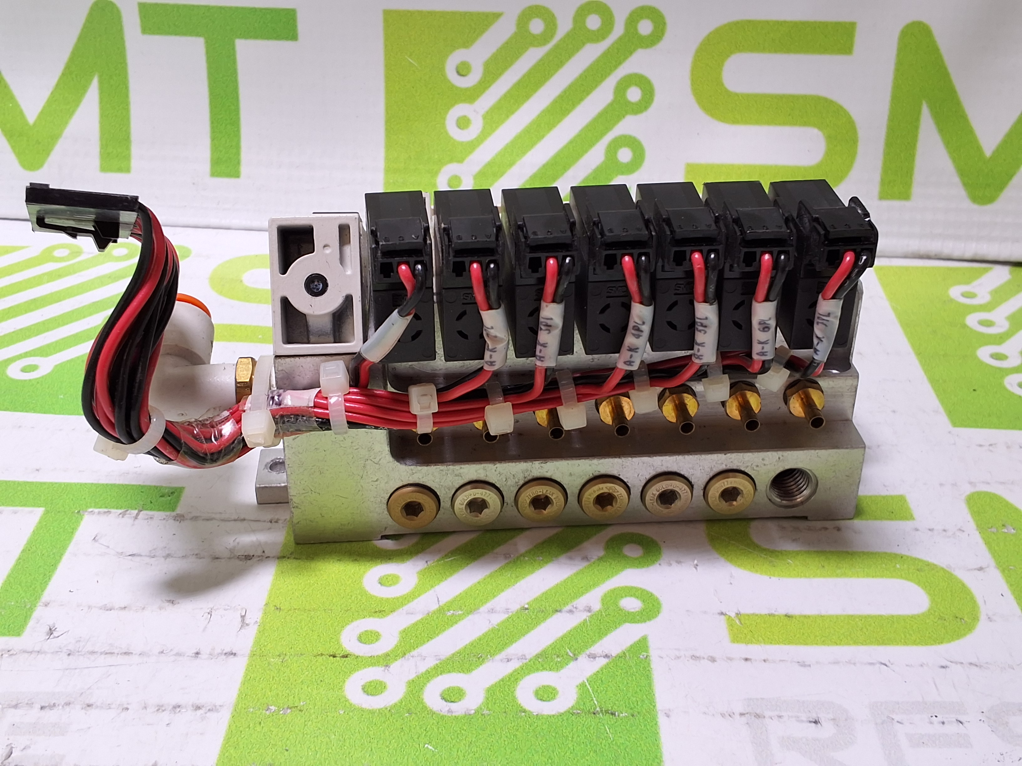 Used SMC PNEUMATIC 7X SOLENOID VALVE MANIFOLD VQZ235-6LO WITH 7 PORTS 
