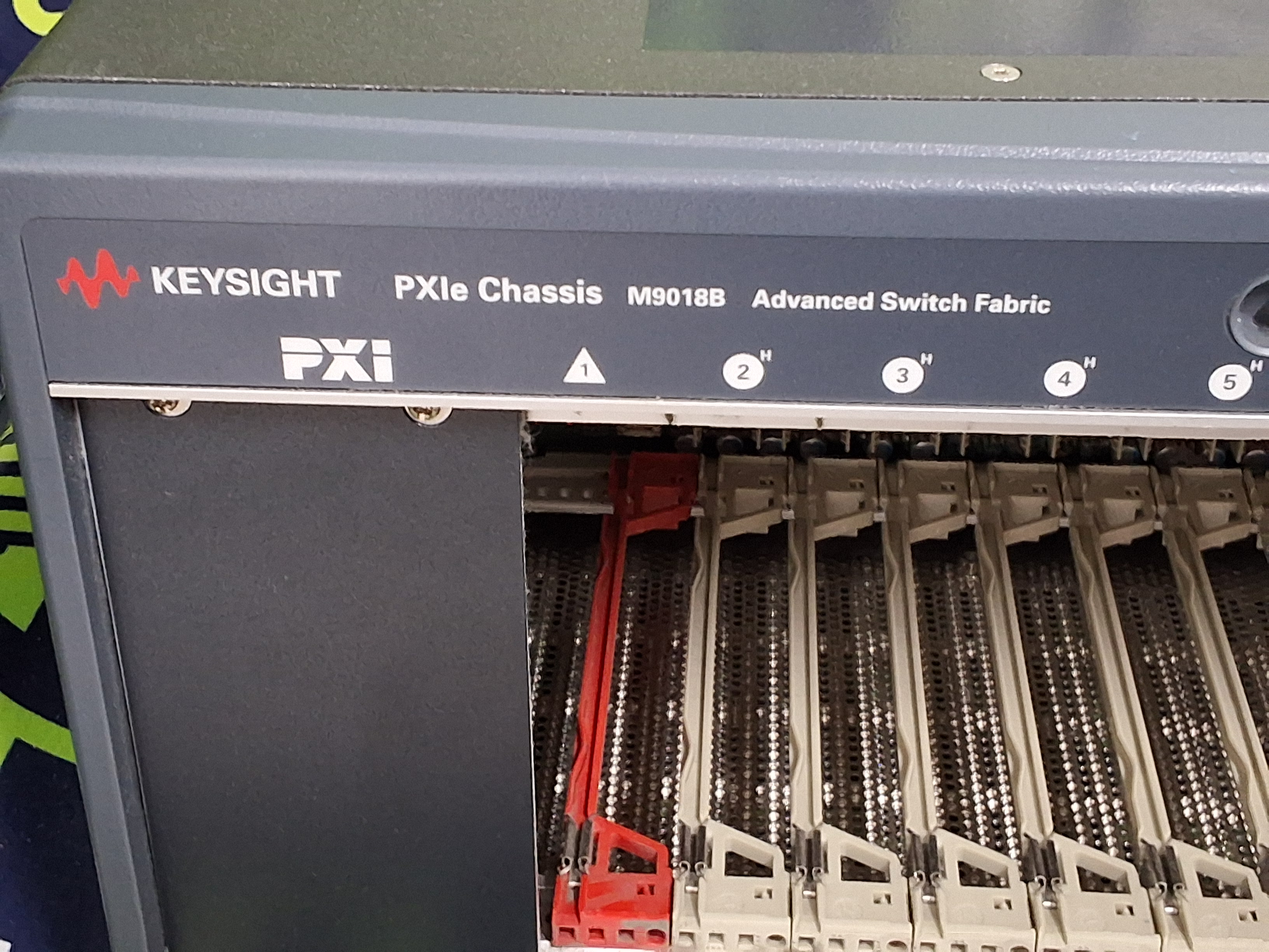 Used KEYSIGHT PXIe CHASSIS M9018B ADVANCED SWITCH FABRIC 18-SLOT 220/240V 1300W