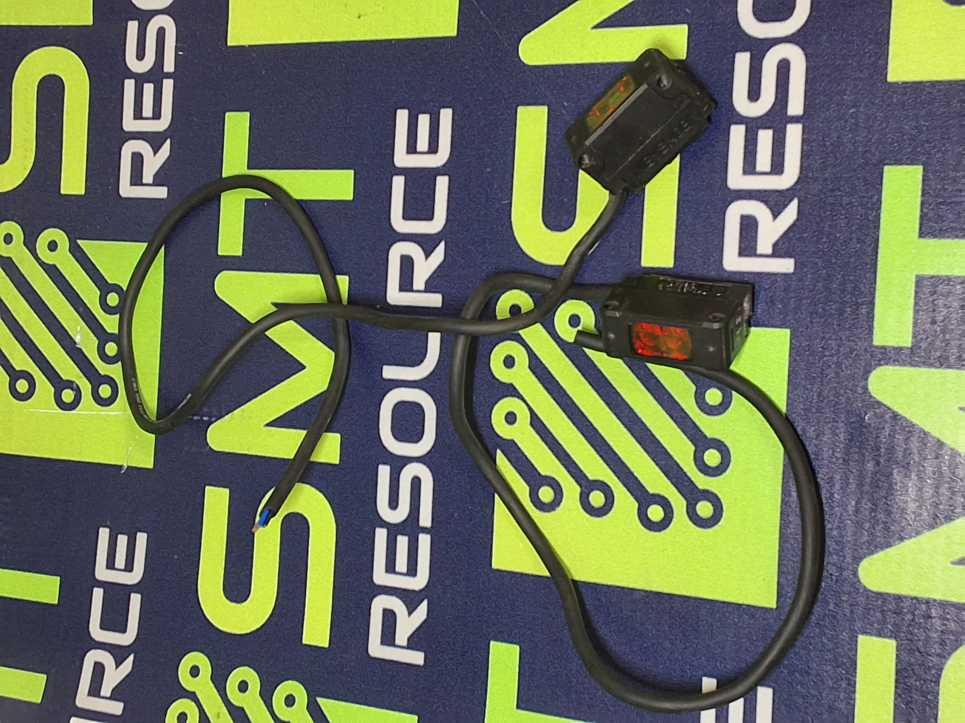 Used KEYENCE PZ-G42N PHOTOELECTRIC SENSOR SWITCH 10-30VDC