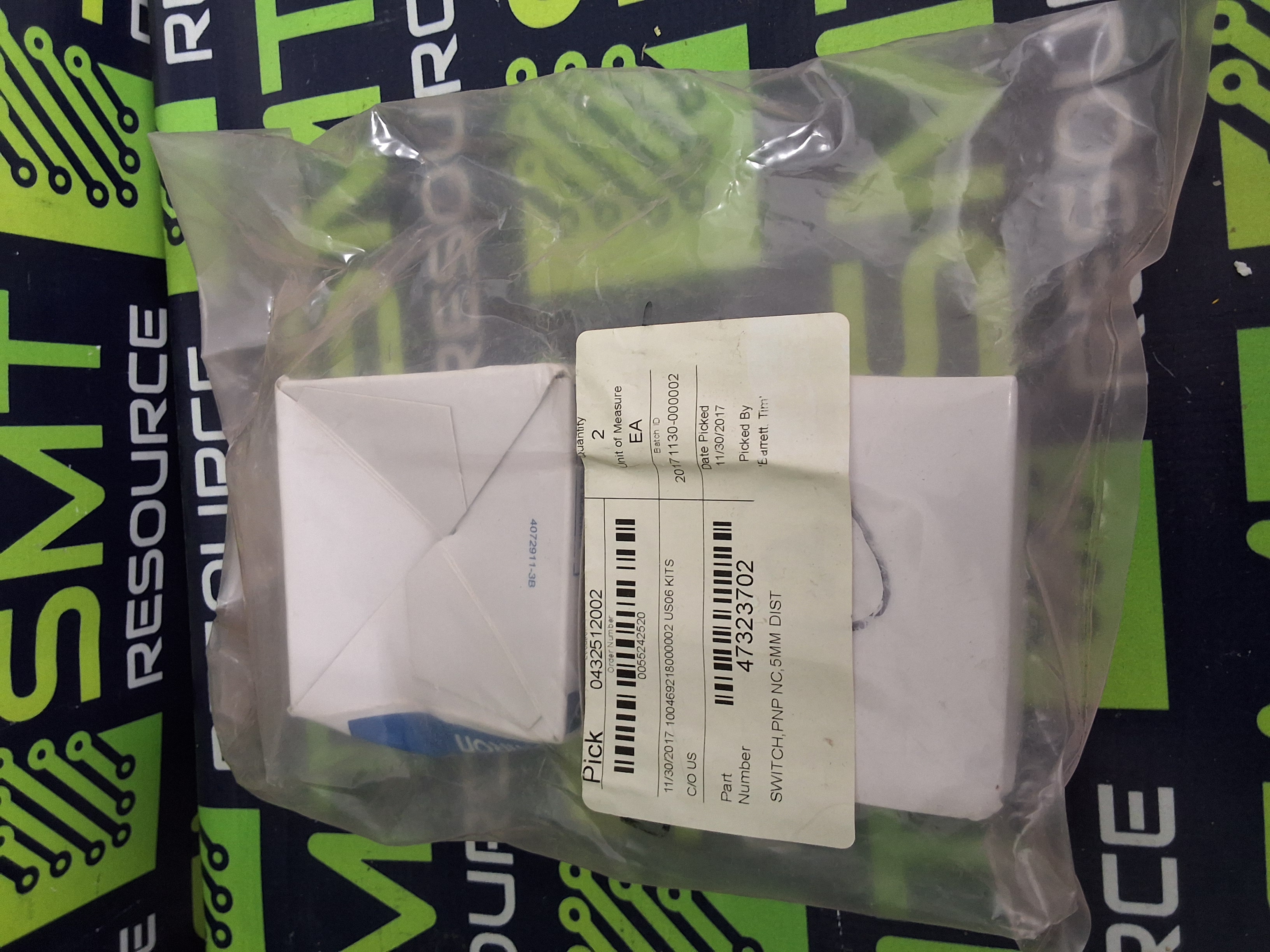 OMRON TL-W5MB2 INDUCTIVE PROXIMITY SENSOR 12-24VDC - BRAND NEW