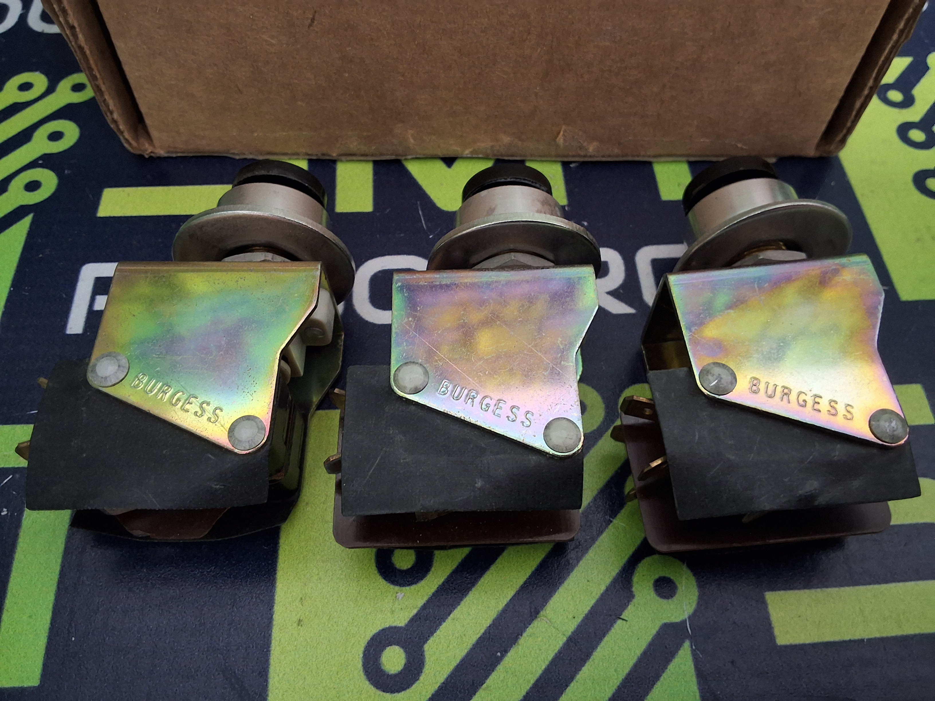 BURGESS A2VCFT PUSH-BUTTON PANEL MOUNT SNAP-ACTION MICROSWITCH - LOT OF 3 - BRAND NEW