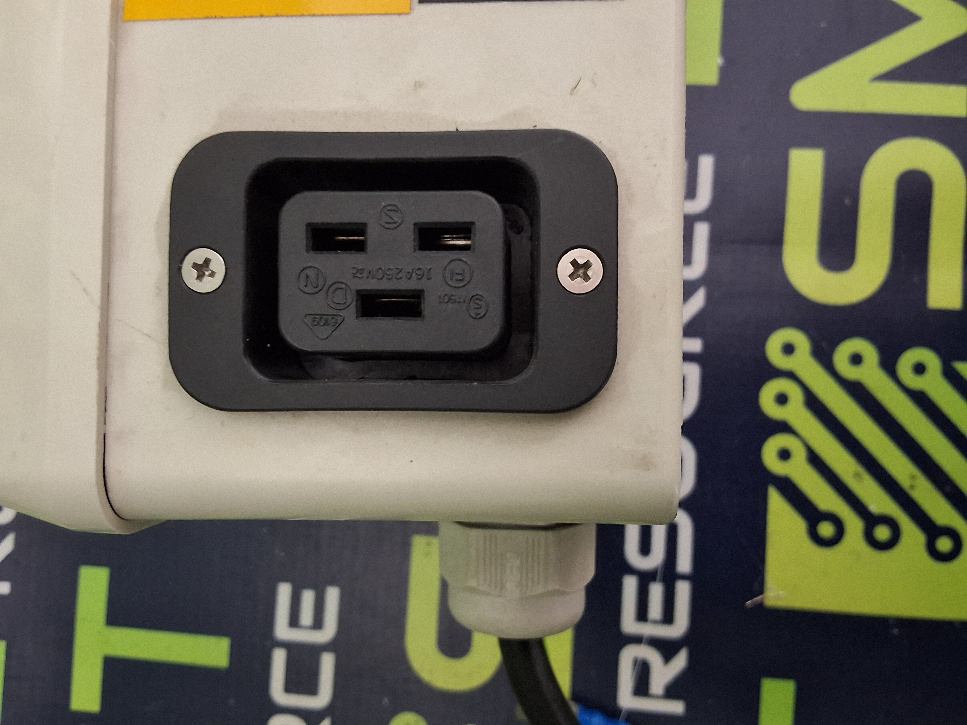 Used ABB IP 55 SMALL CABITNET PHOENIX CONTACT PT2-PE/S 230AC CIRCUIT BREAKER