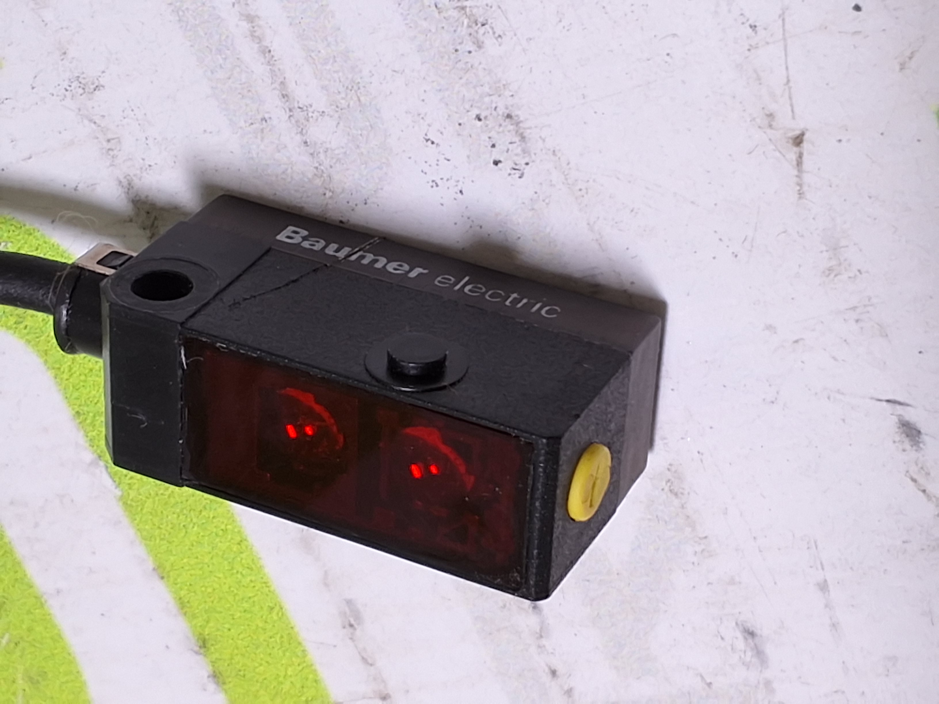 Used BAUMER FHDK-10N5101 PHOTOELECTRIC SENSOR 10139965