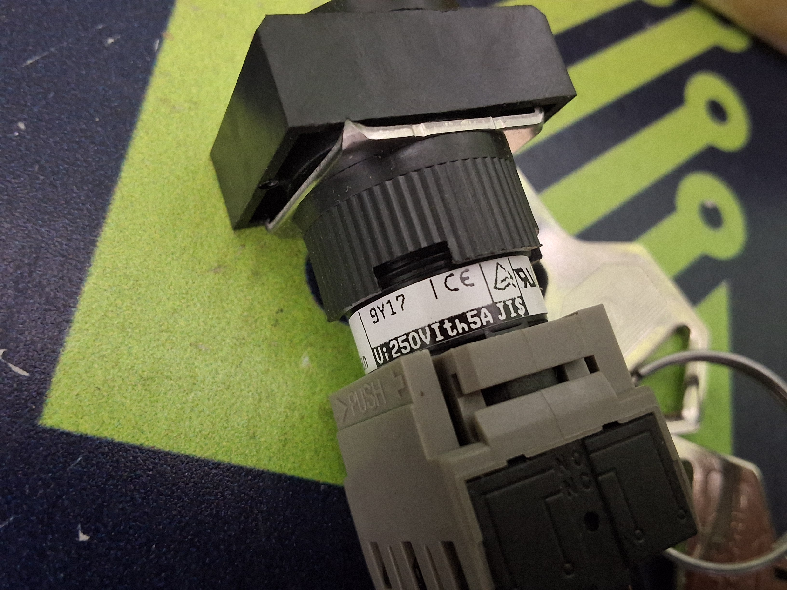 FUJI ELECTRIC AH164-J2A11A KEY INTERLOCK COMMAND SWITCH - BRAND NEW