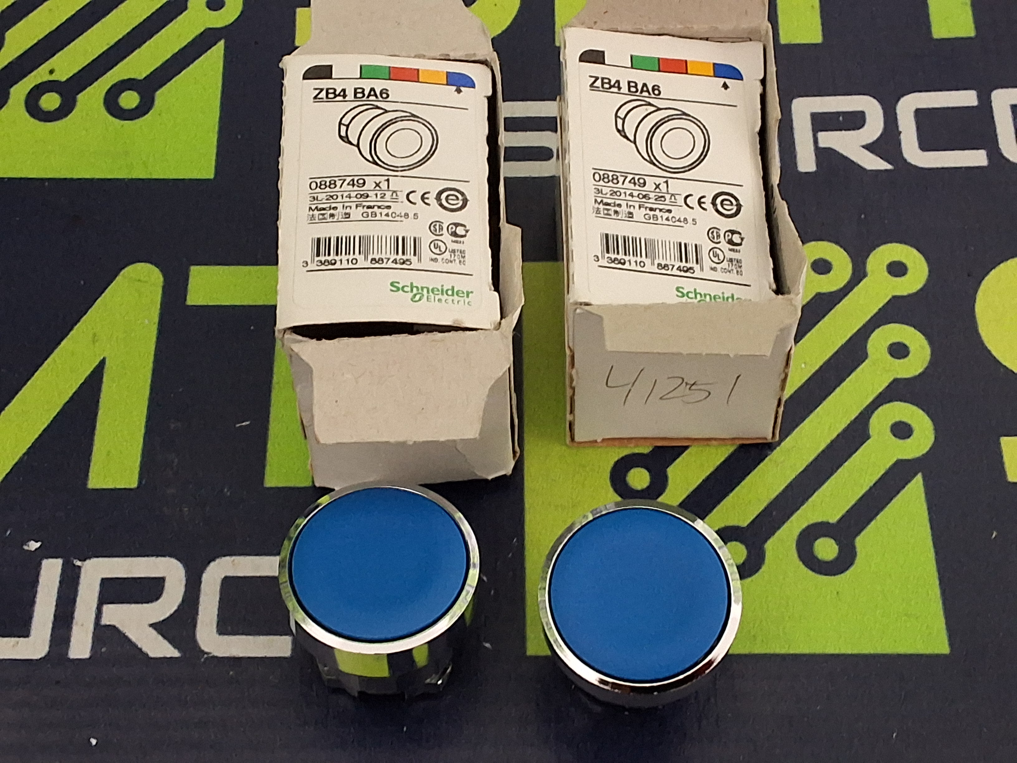 SCHNEIDER ELECTRIC ZB4BA6 BLUE PUSHBUTTON HEAD - LOT OF 2 - BRAND NEW