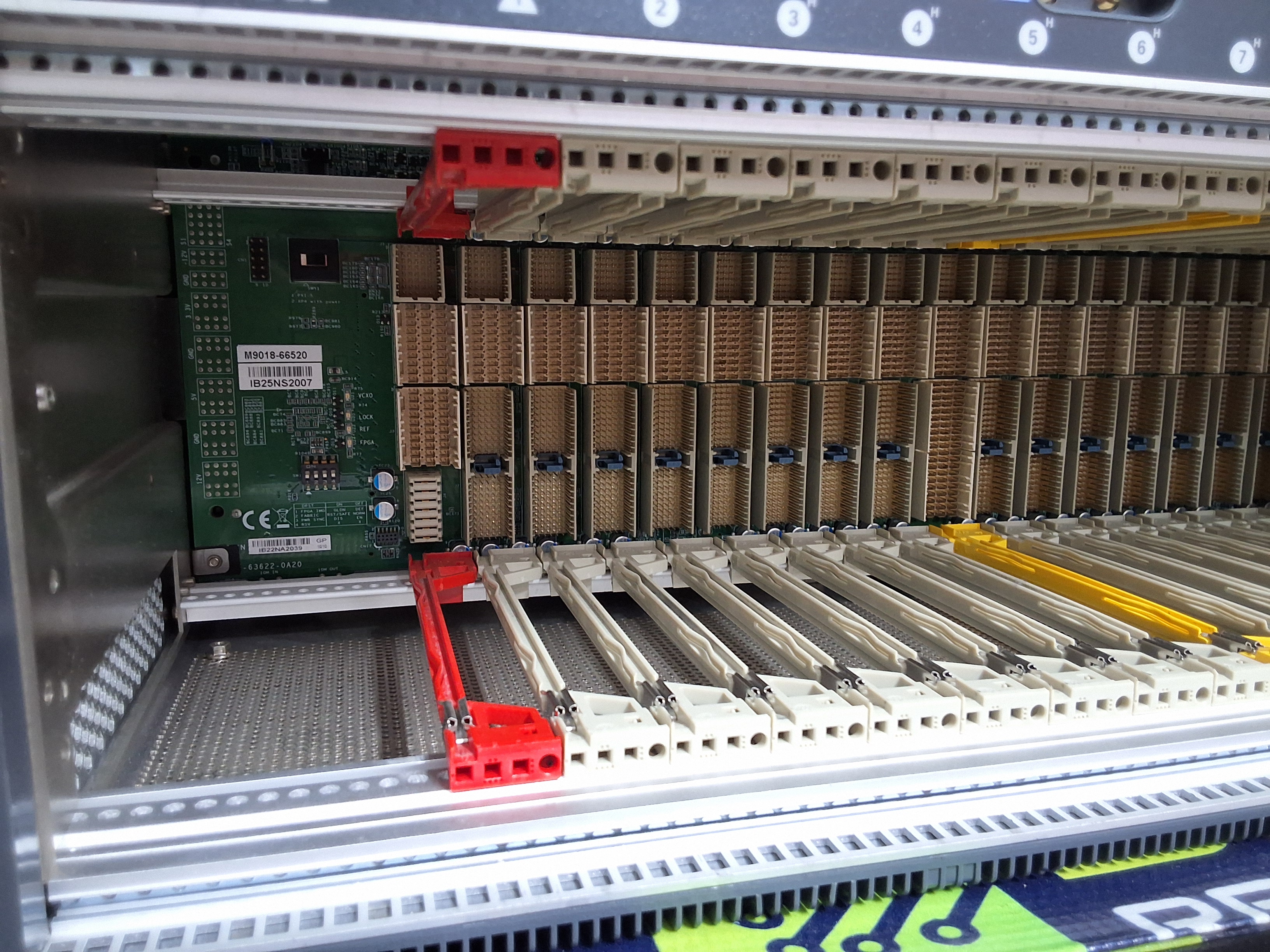 Used KEYSIGHT PXIe CHASSIS M9018B ADVANCED SWITCH FABRIC 18-SLOT 220/240V 1300W