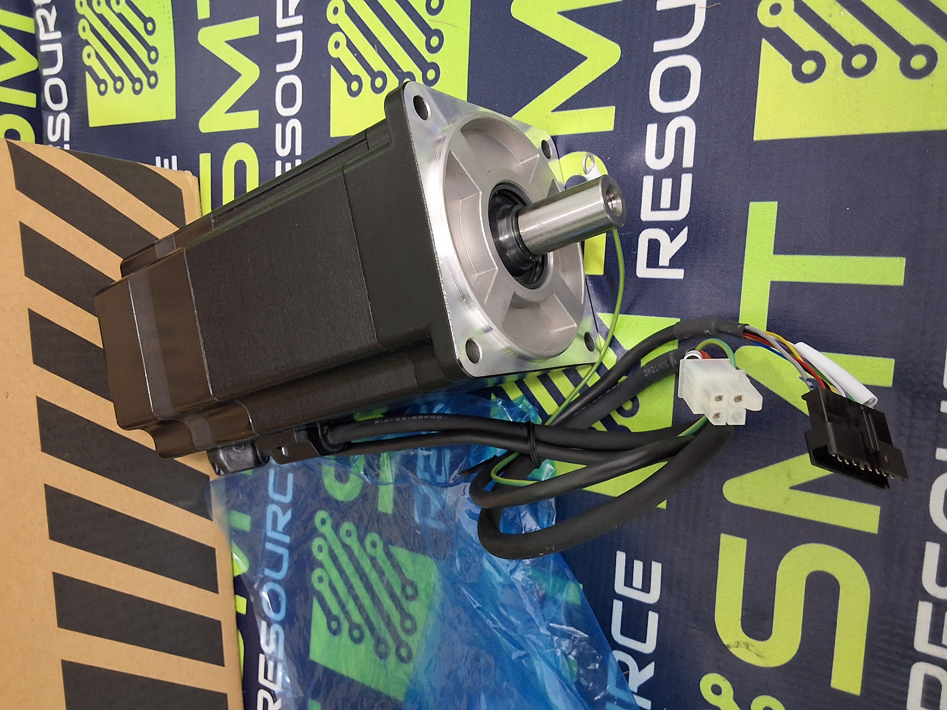 SANYO DENKI P50B08100DXS4Y YAMAHA 90K56-8A174Y AC SERVO MOTOR 1000W AC200V 6.7A - BRAND NEW