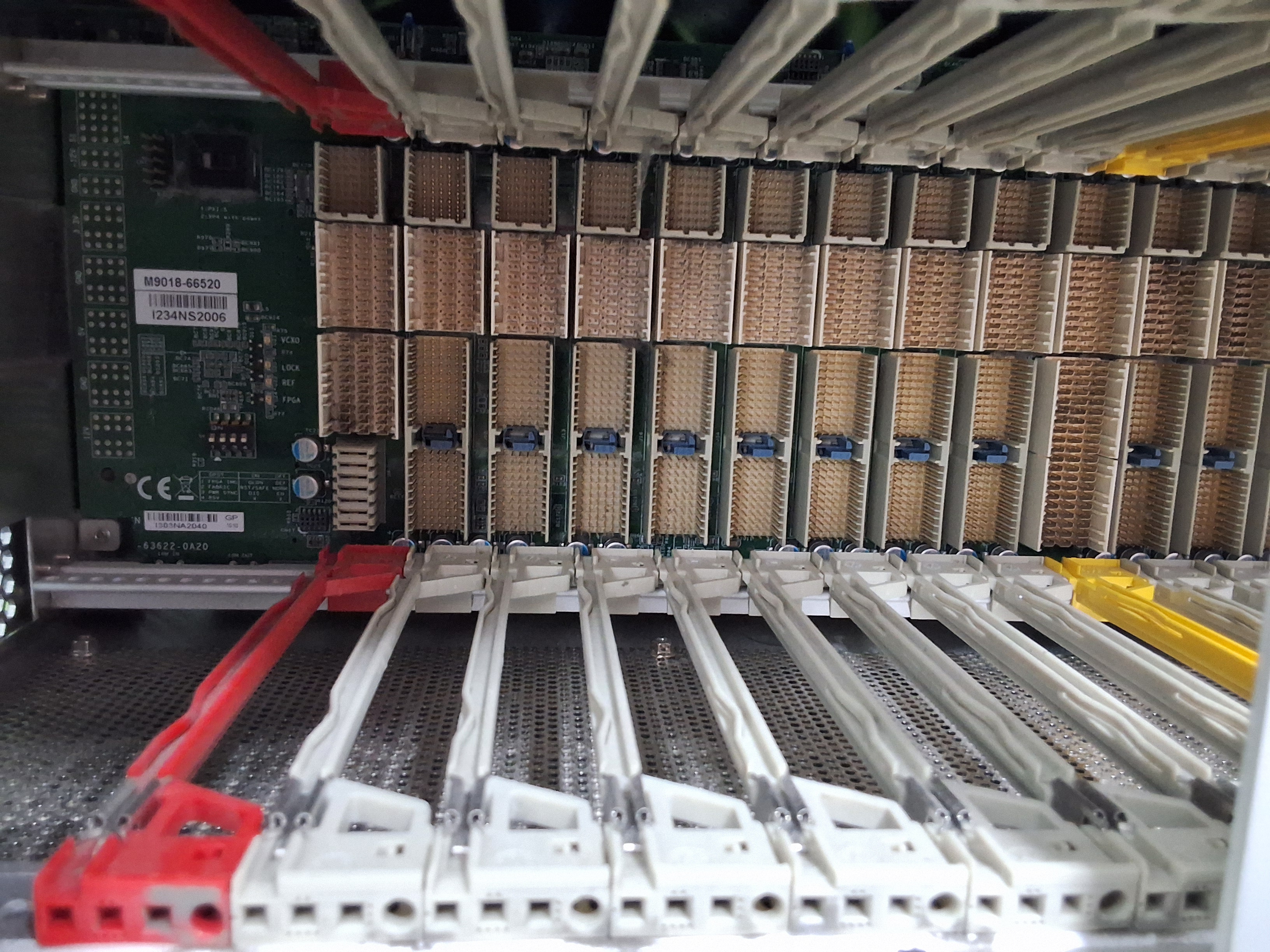 Used KEYSIGHT PXIe CHASSIS M9018B ADVANCED SWITCH FABRIC 18-SLOT 220/240V 1300W 
