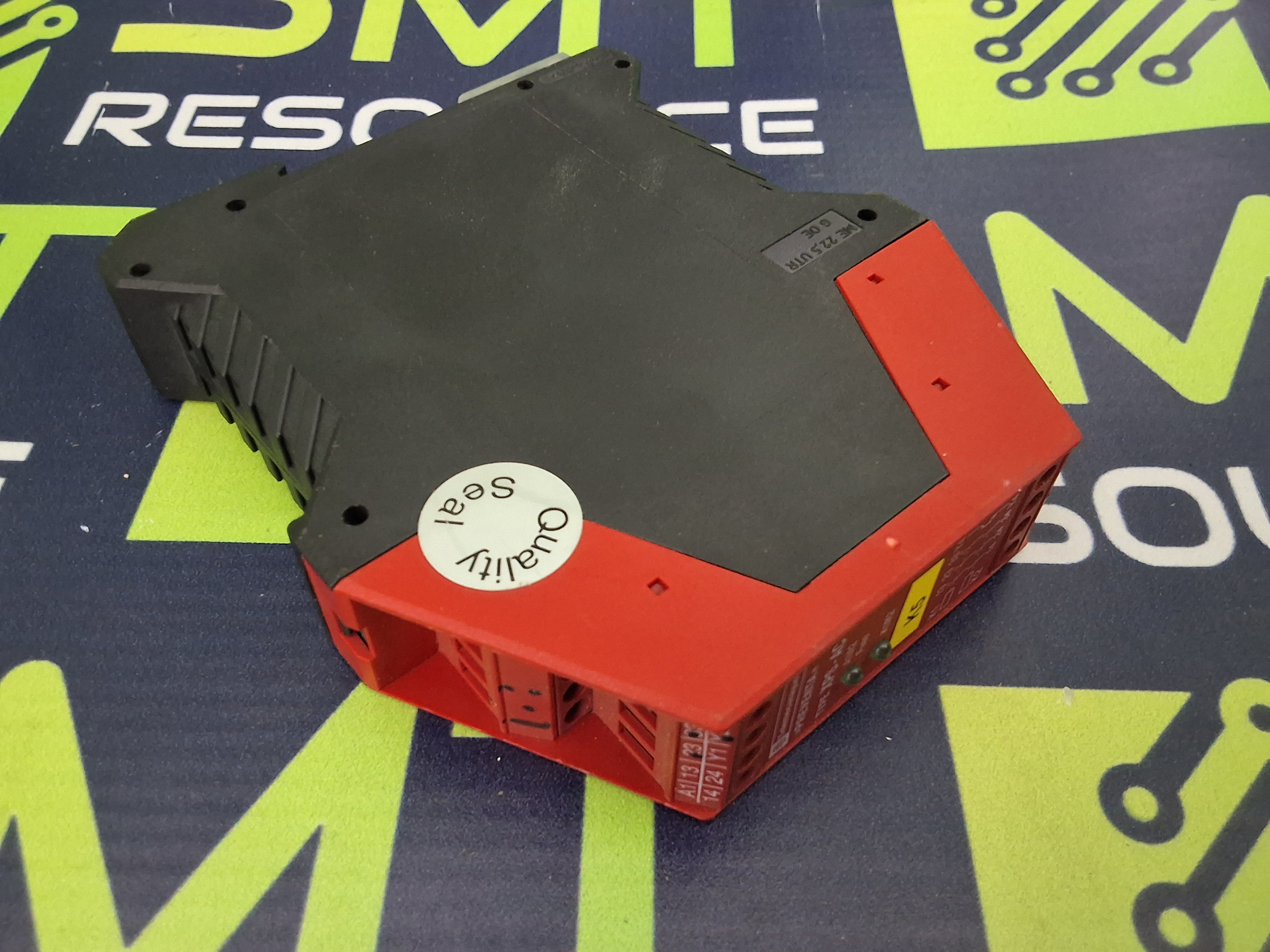 Used SCHNEIDER ELECTRIC XPS-AC SAFETY RELAY 24VAC