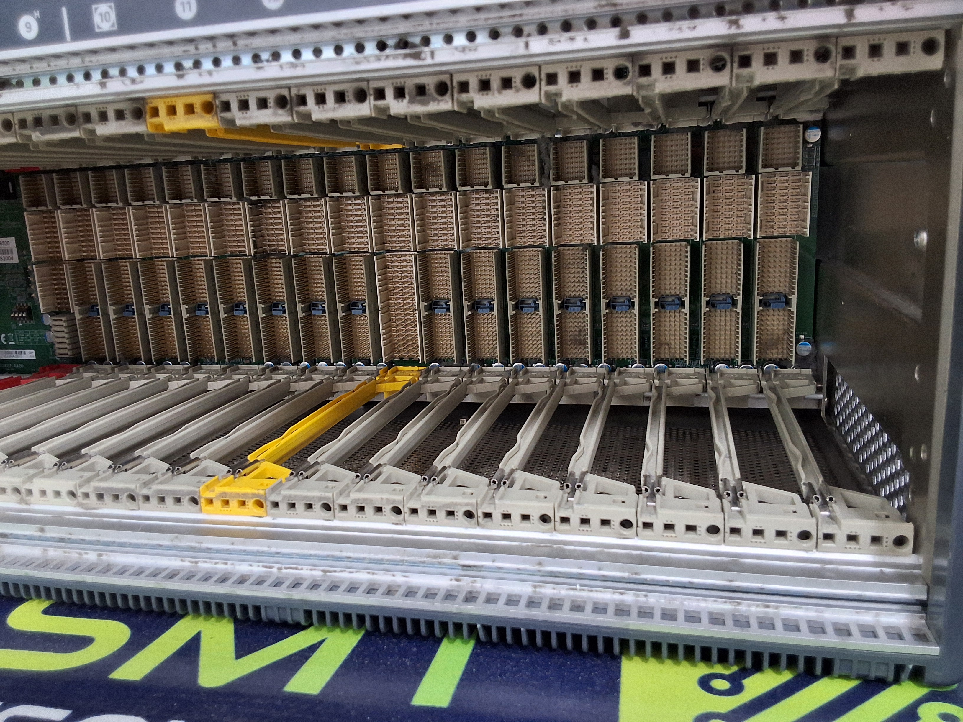 Used KEYSIGHT PXIe CHASSIS M9018B ADVANCED SWITCH FABRIC 18-SLOT 220/240V 1300W