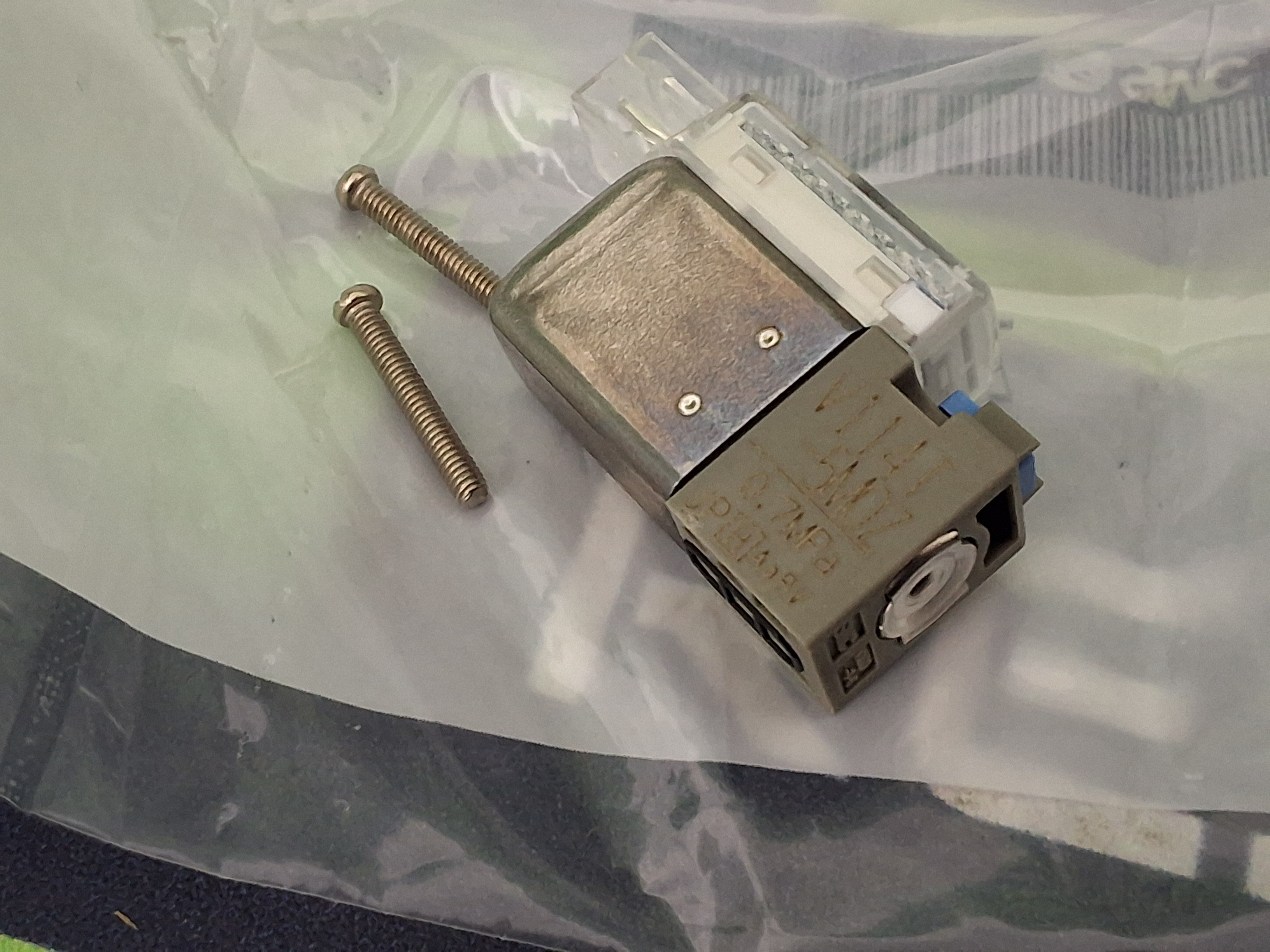 SMC V114T-5MOZ SOLENOID VALVE - BRAND NEW
