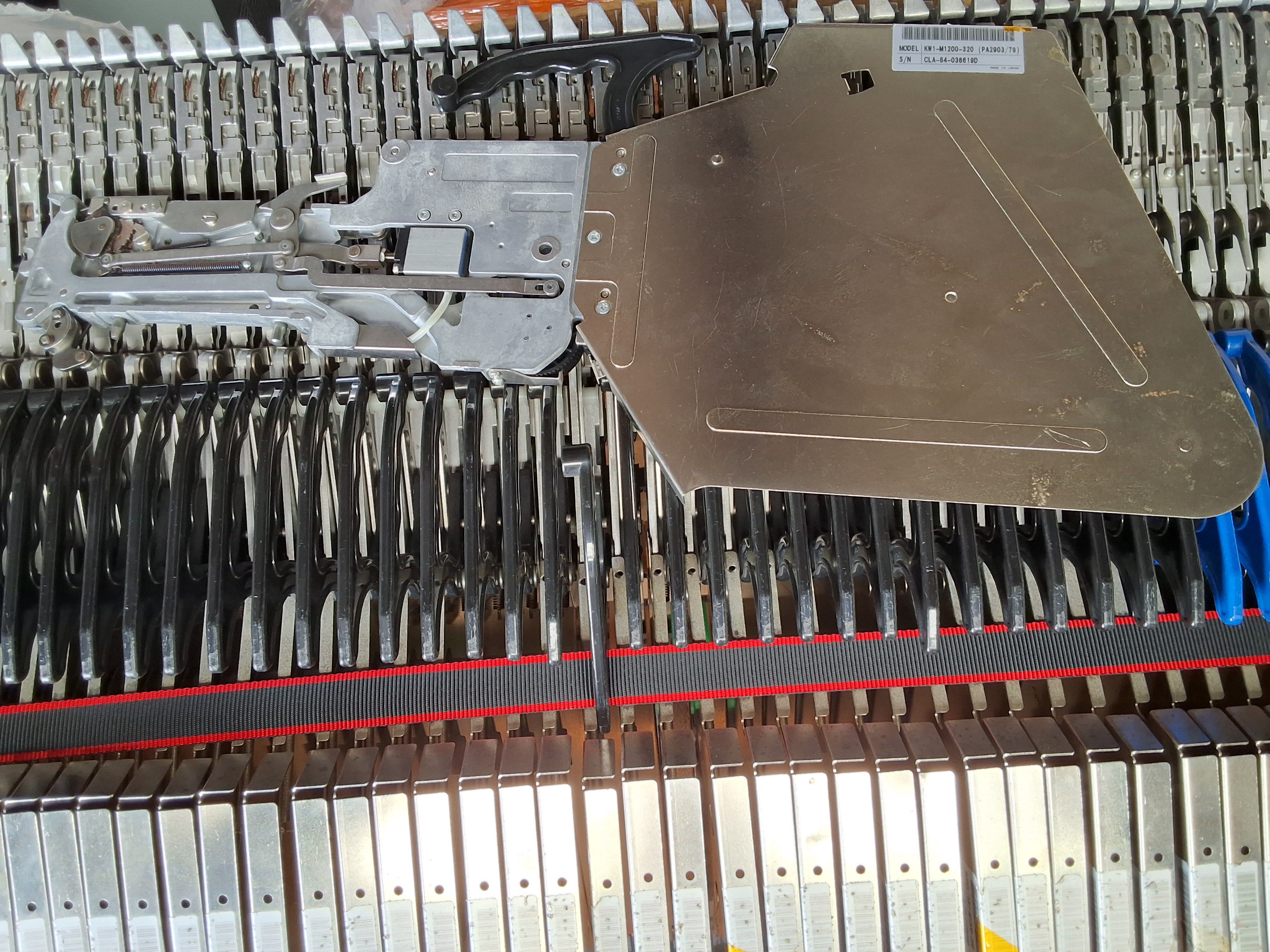 Used YAMAHA KW1-M1200-320 (PA2903/79) CL SERIES FEEDER 8mm x 4mm