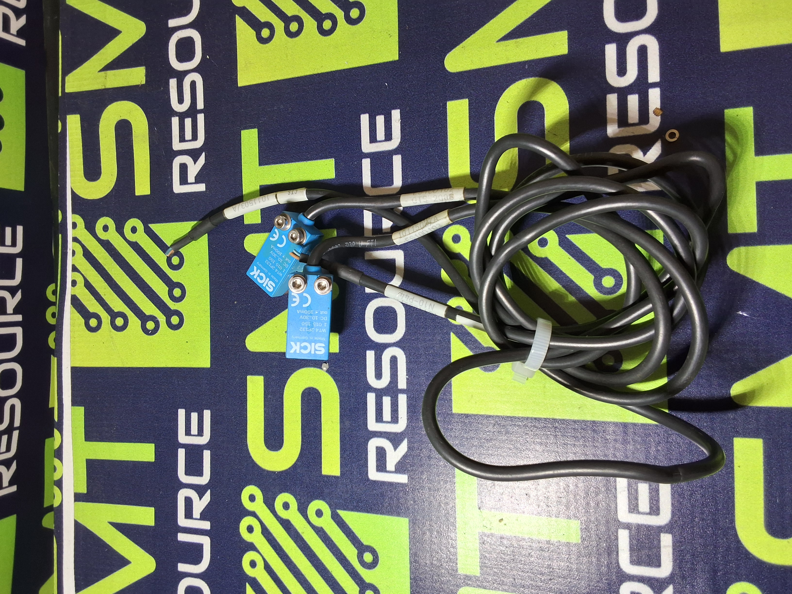 Used SICK WT4-2P132 PHOTOELETRIC PROXIMITY SENSOR - LOT OF 2 -