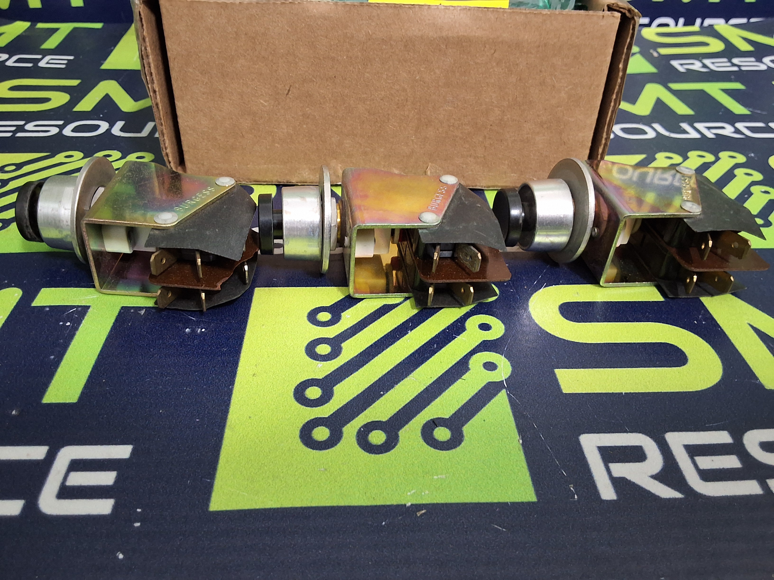 BURGESS A2VCFT PUSH-BUTTON PANEL MOUNT SNAP-ACTION MICROSWITCH - LOT OF 3 - BRAND NEW