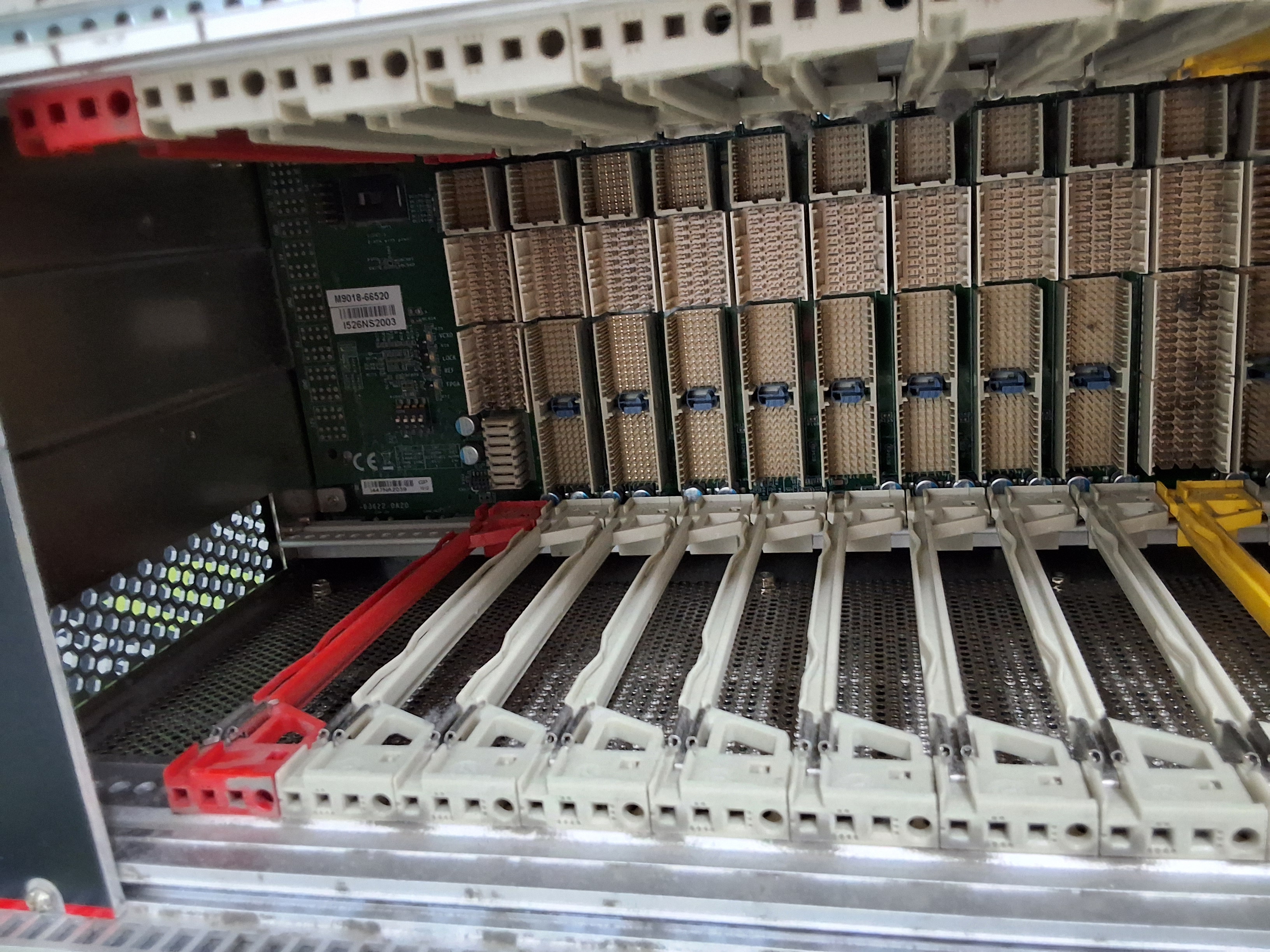Used KEYSIGHT PXIe CHASSIS M9018B ADVANCED SWITCH FABRIC 18-SLOT 220/240V 1300W