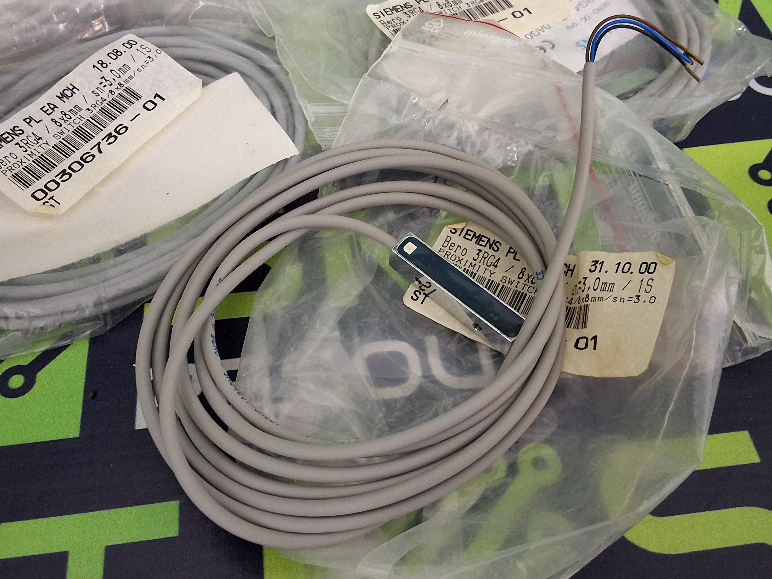 SIEMENS 3RG4637-0AG01 / 00306736-01 PROXIMITY SWITCH - BRAND NEW