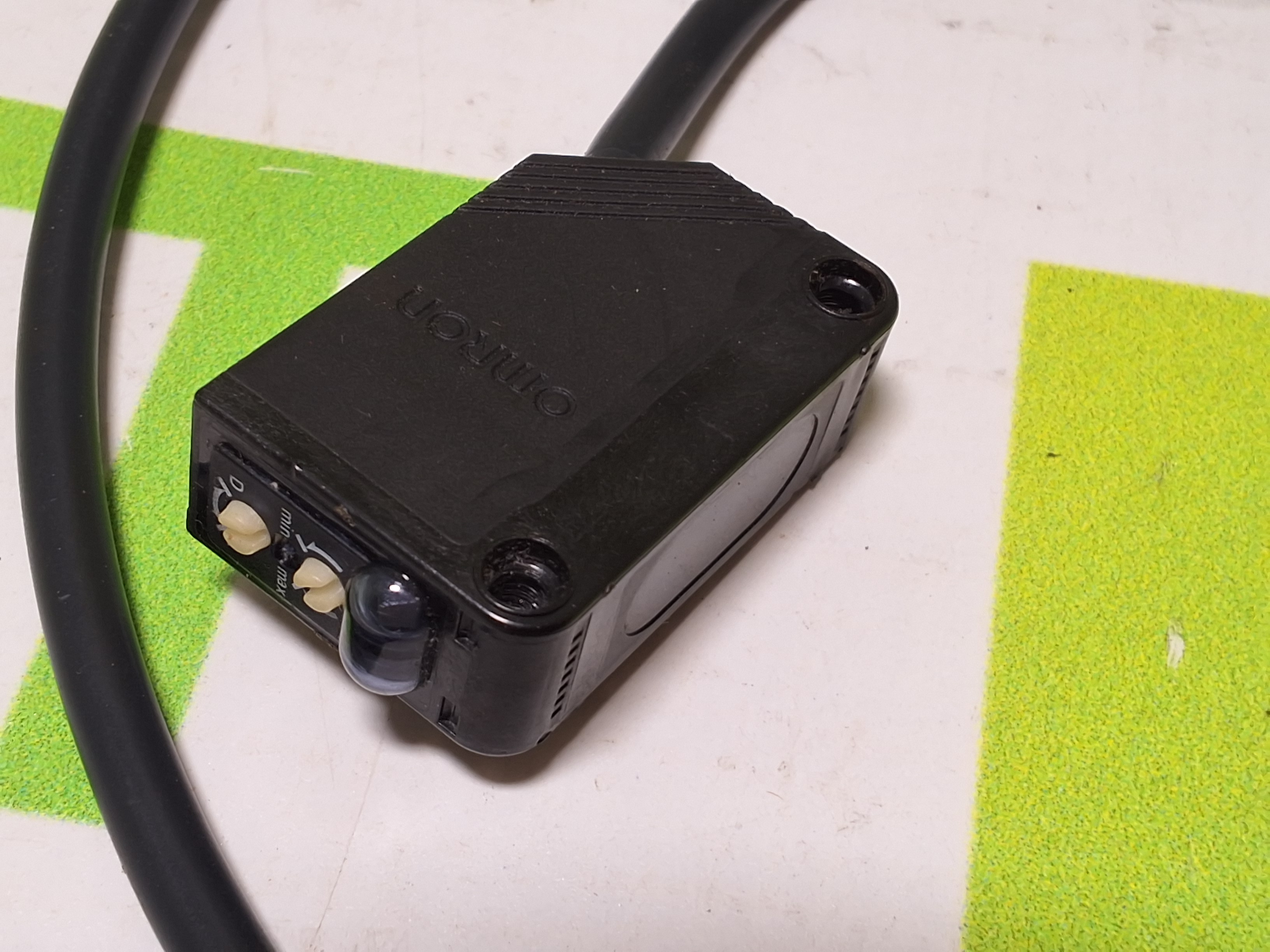 Used OMRON E3Z-D62 PHOTOELECTRIC SENSOR SWITCH