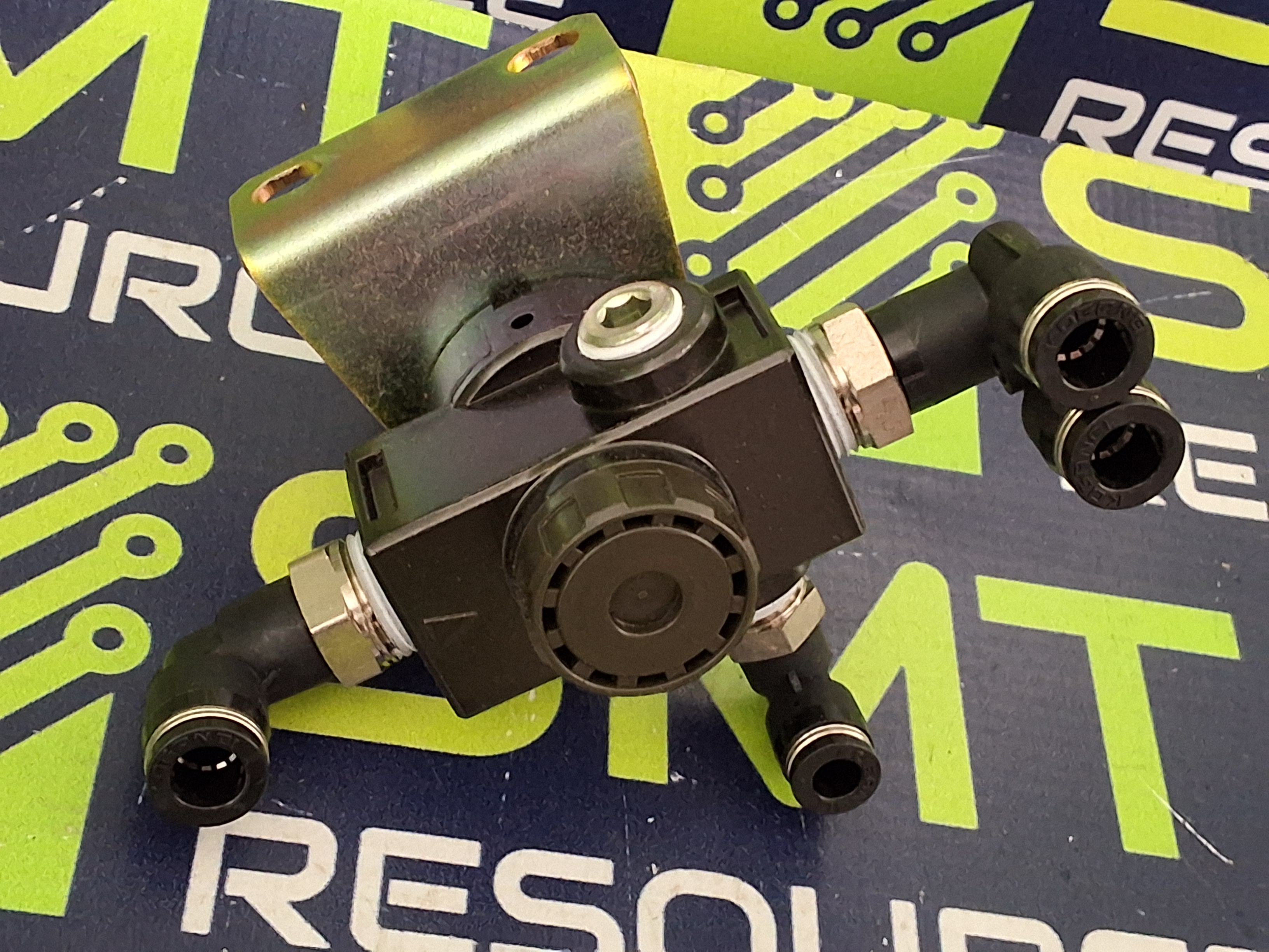 Used KOGANEI R300-03 AIR PRESSURE REGULATOR 0.05-0.83 MPa 