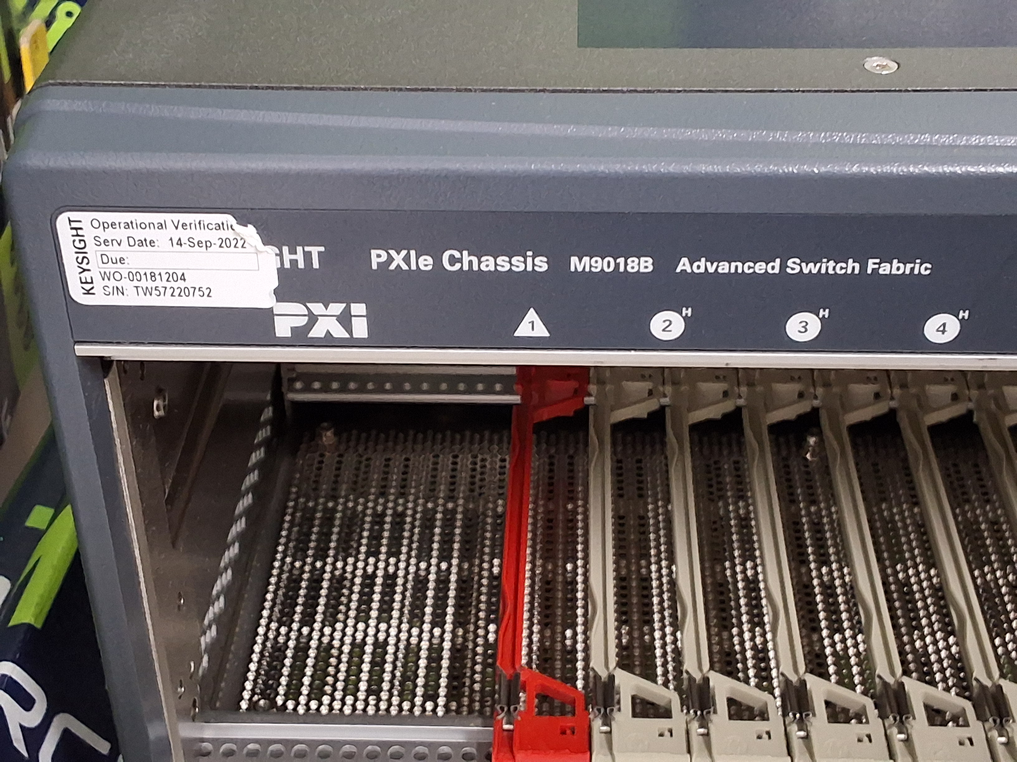 Used KEYSIGHT PXIe CHASSIS M9018B ADVANCED SWITCH FABRIC 18-SLOT 220/240V 1300W